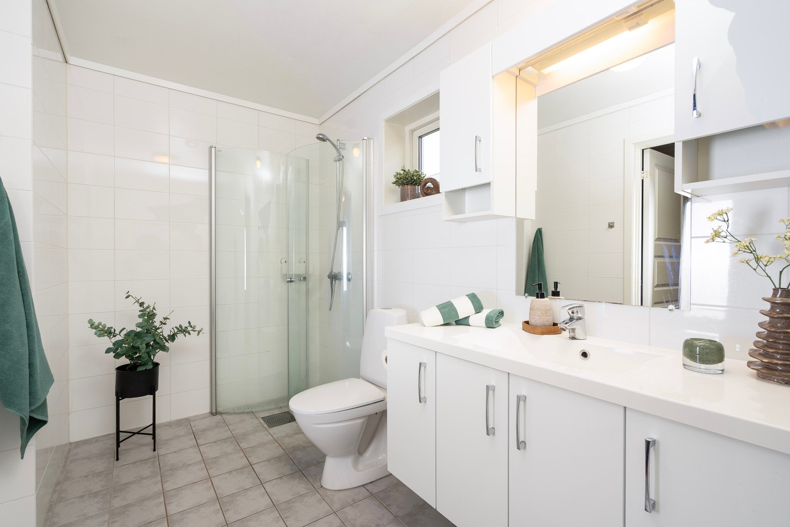 Praktisk planløsning med bad i samme etasje som de 3 soverommene Galleribilde