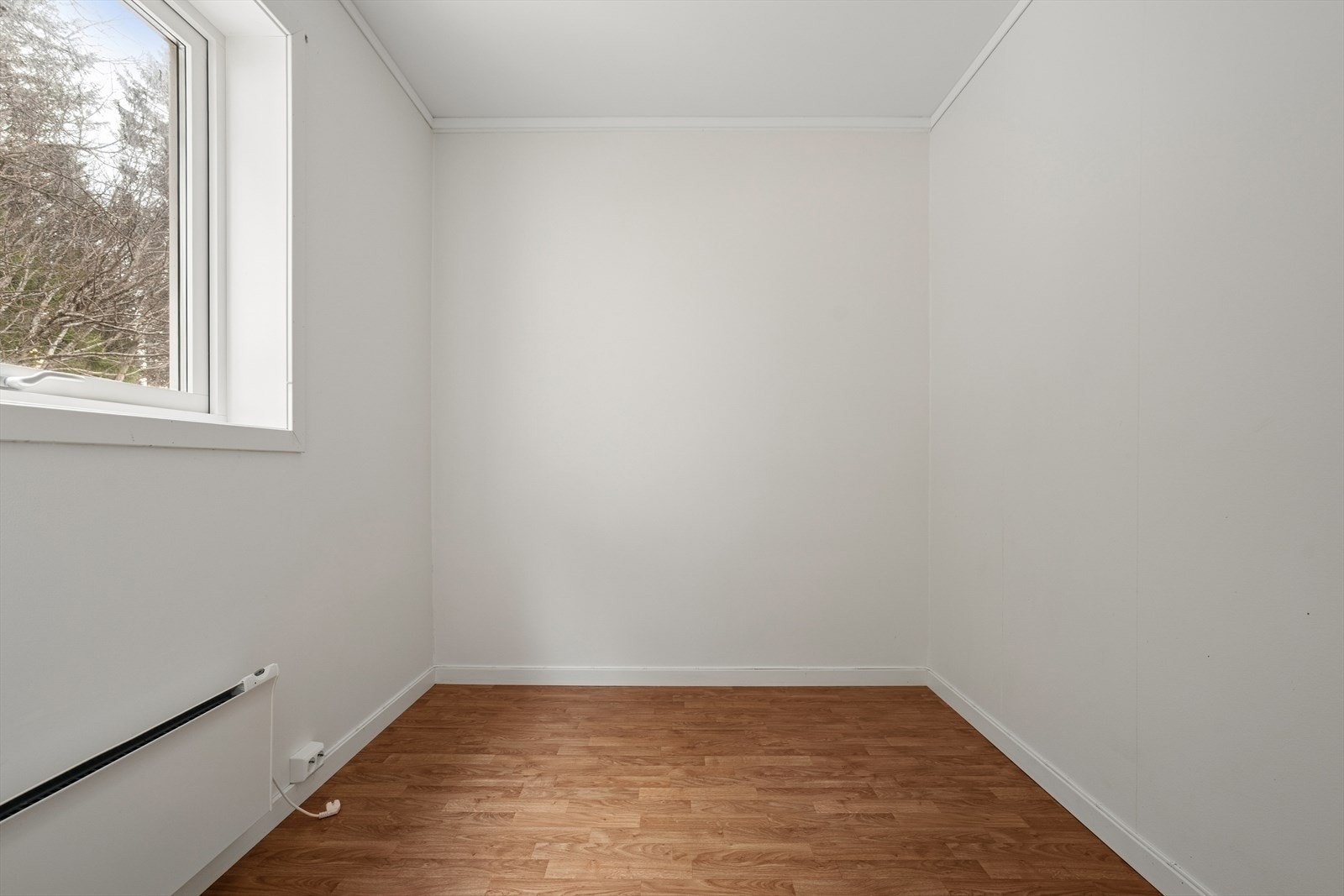 Soverommet fremstår som lyst og trivelig, med plass til seng Galleribilde