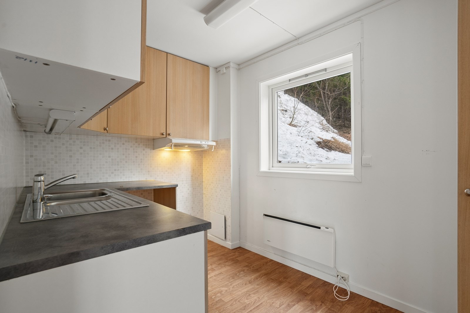 For økt trygghet er kjøkkenet utstyrt med vannstoppsystem, og ventilator med avtrekk ut sørger for et godt inneklima under matlaging Galleribilde