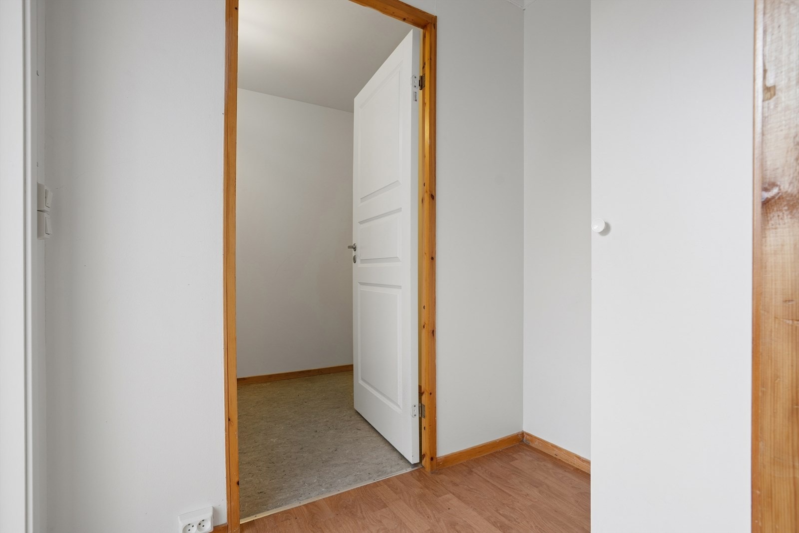 Fra entréen er det direkte adkomst til en innvendig bod, som gir praktiske oppbevaringsmuligheter Galleribilde