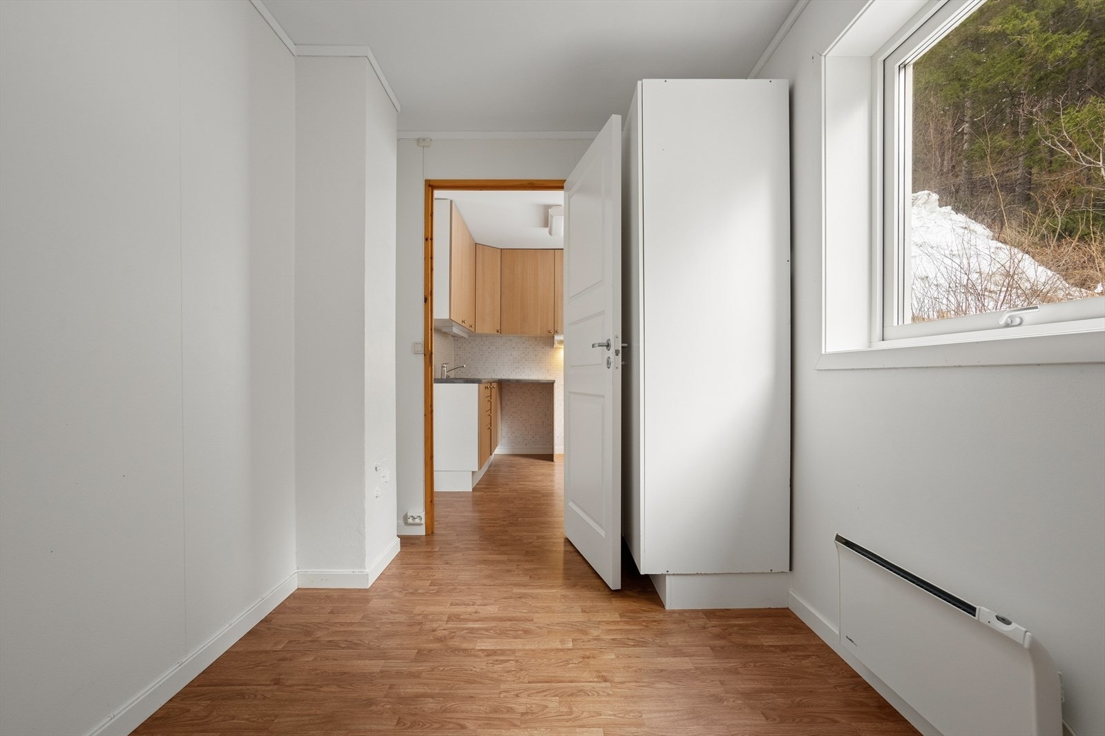 Rommet har klesskap som gir praktiske oppbevaringsmuligheter Galleribilde