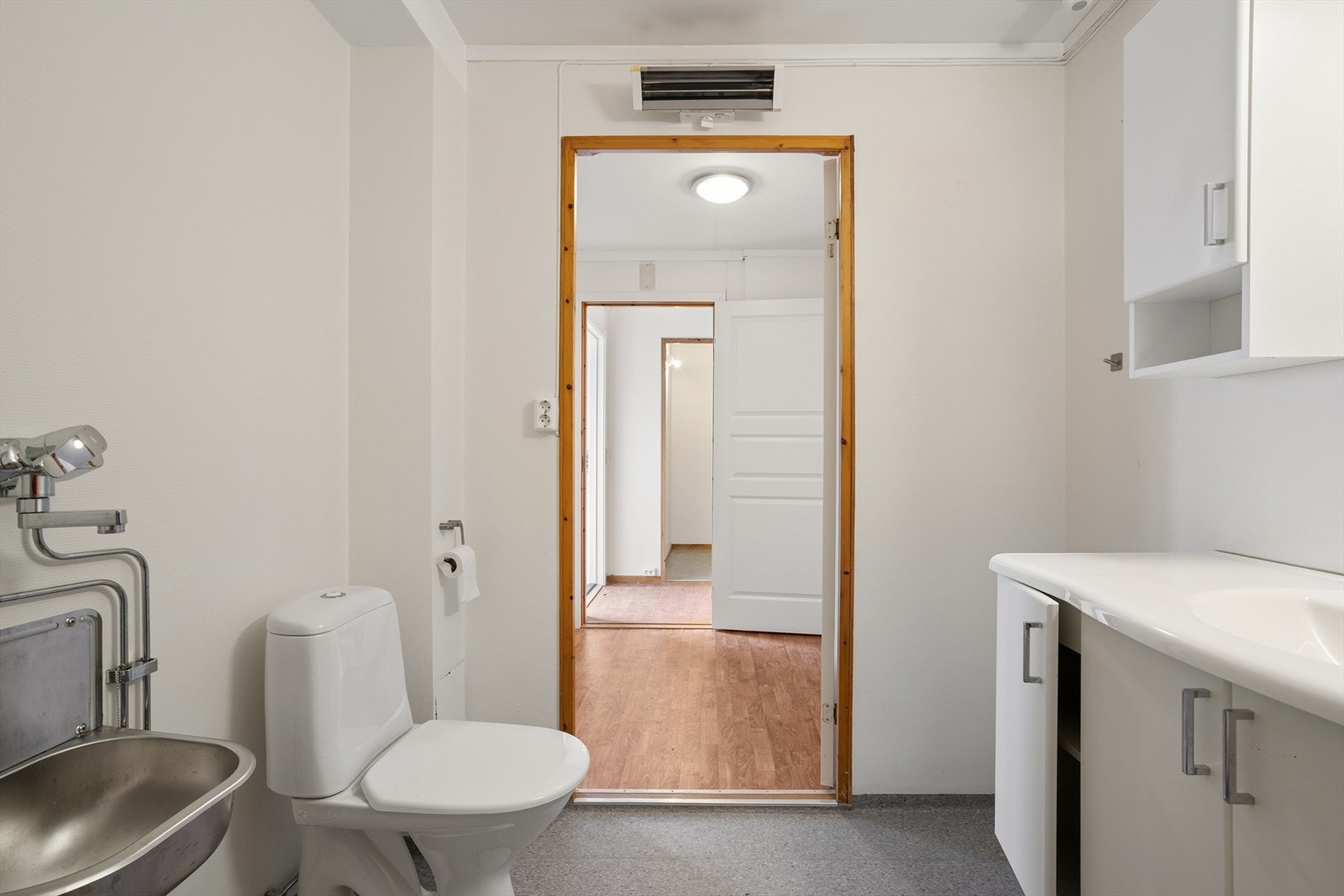 Badet er innredet med våtromstapet på veggene, vinylbelegg på gulvet og malt tak Galleribilde