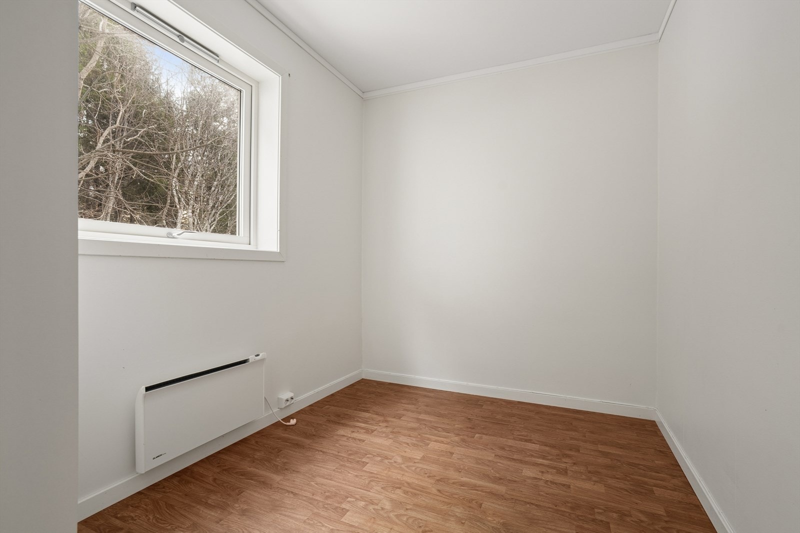 Soverommet fremstår som lyst og trivelig, med plass til seng Galleribilde