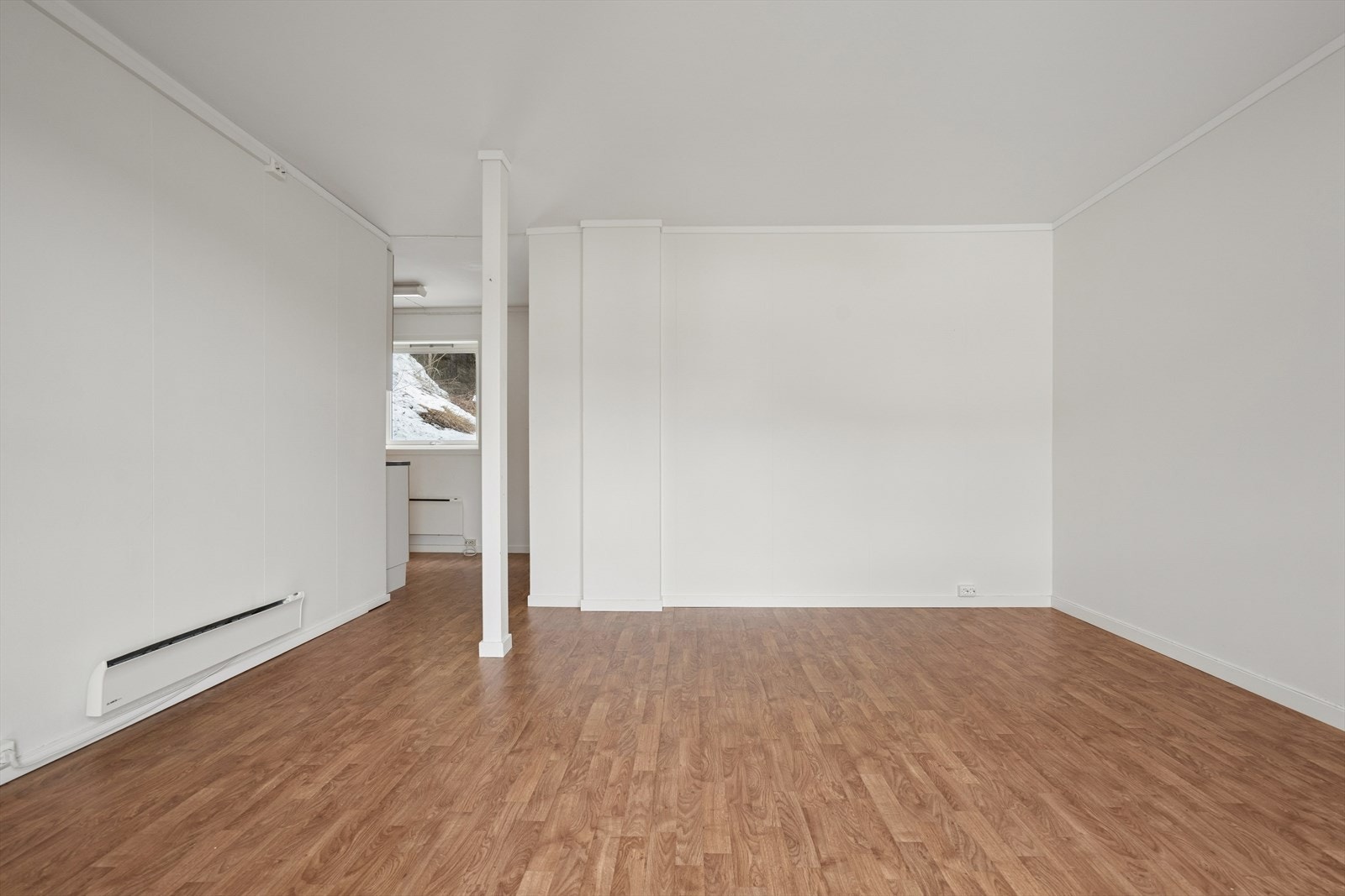 Fra stuen har man videre adkomst til kjøkkenet og soverommet Galleribilde