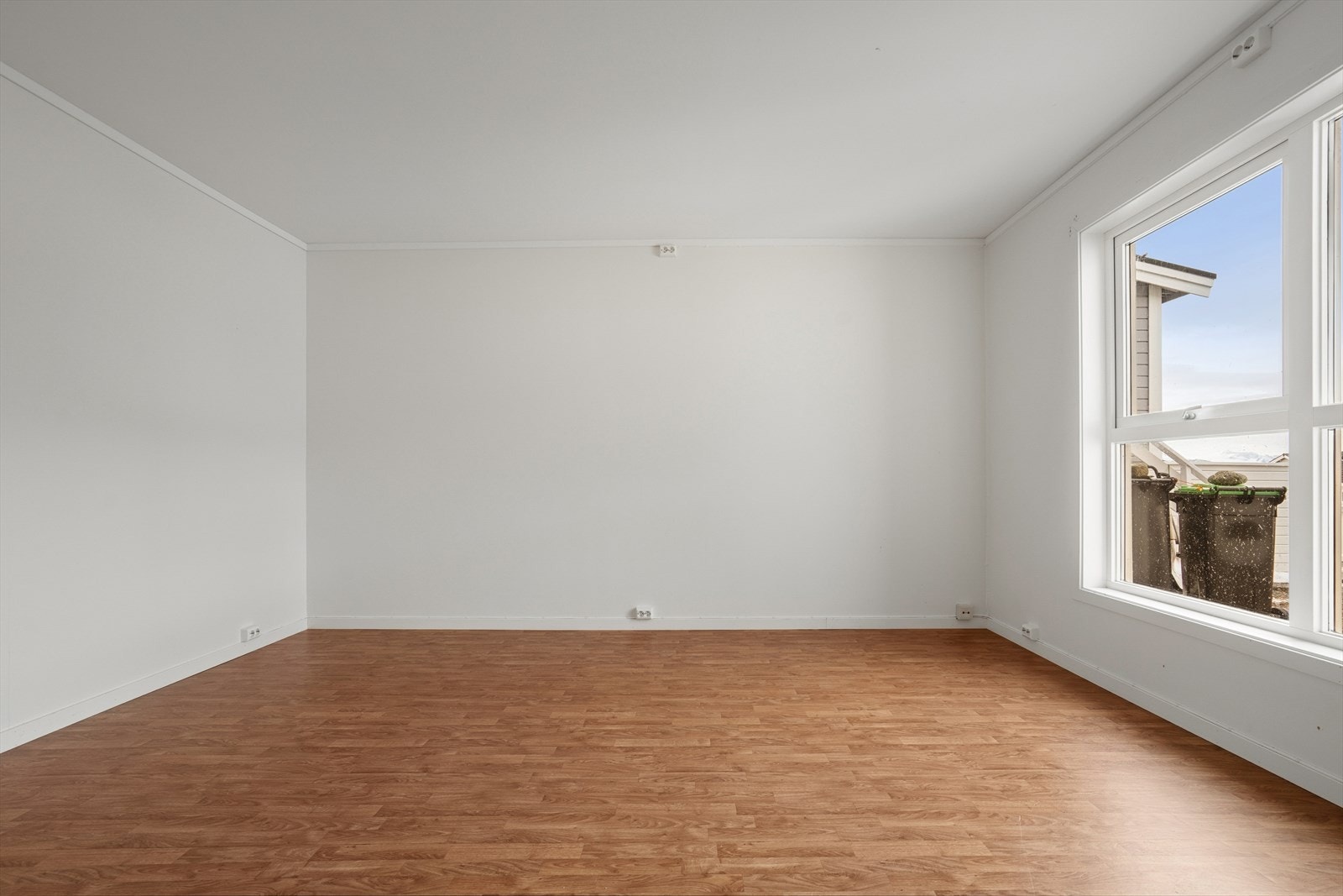 Her er det plass til både spisebord og sittegruppe, her er det enkelt å tilpasse innredningen etter egne behov og ønsker Galleribilde