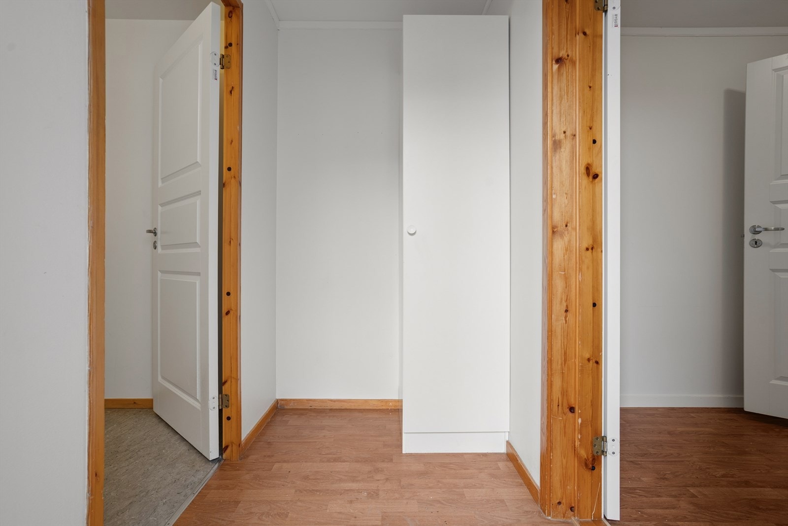 Her ønskes man velkommen inn i en praktisk entré med plass til å henge fra seg yttertøy og sette fra seg sko Galleribilde