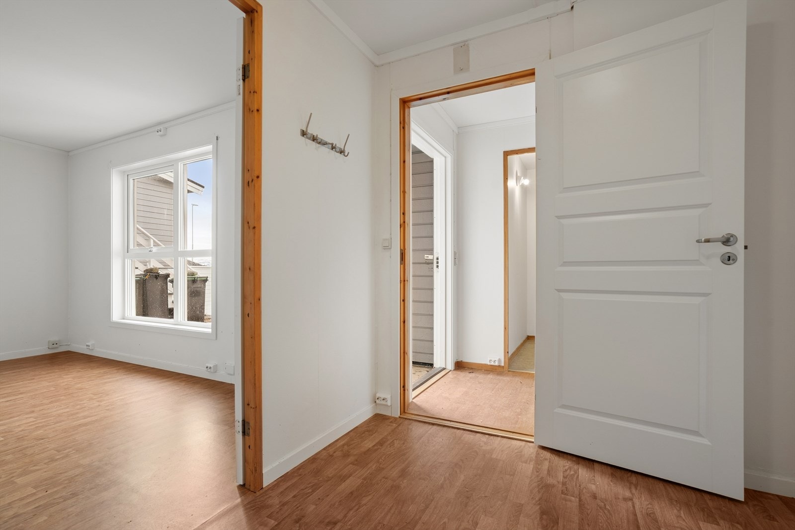 I mellomgangen mellom entre, stue og bad har man også muligheter for oppheng og kan møblere med f.eks kommode Galleribilde