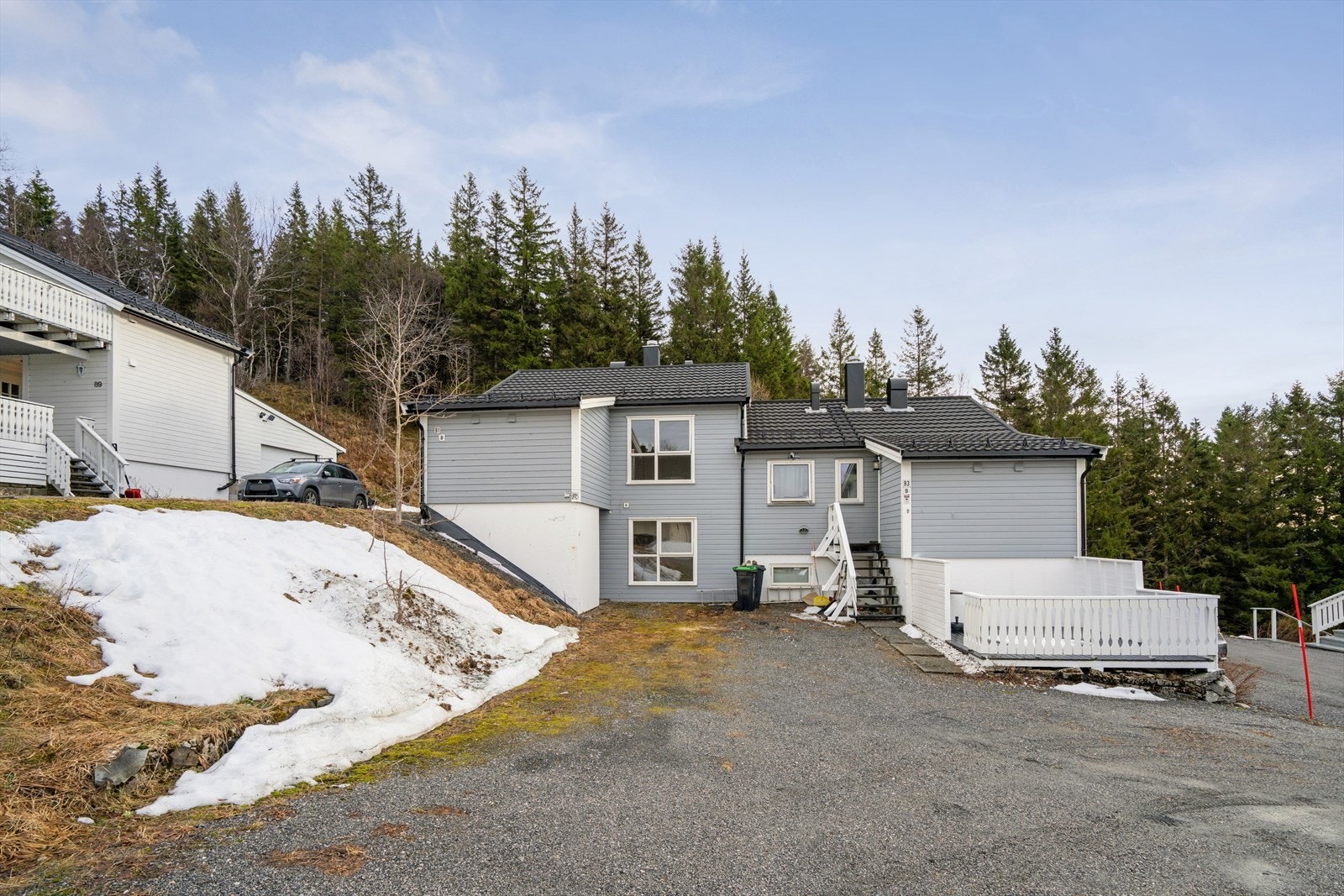 Parkering i gruset innkjørsel ved leiligheten Galleribilde