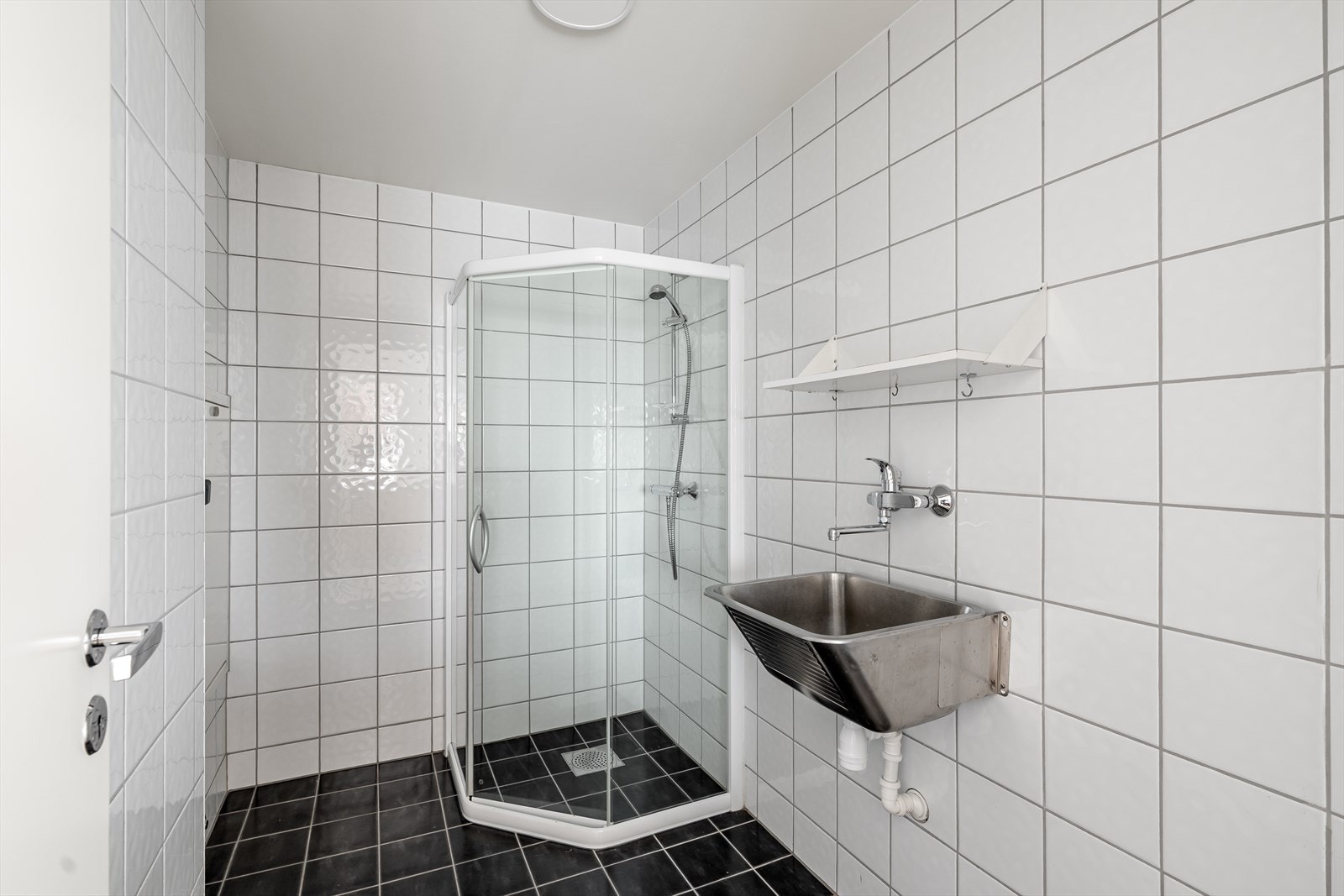 Leiligheten har også et ekstra bad ved stuen. Badet er helfliset med vannbåren gulvvarme, og innredet med dusjhjørne samt opplegg for vaskemaskin. Galleribilde