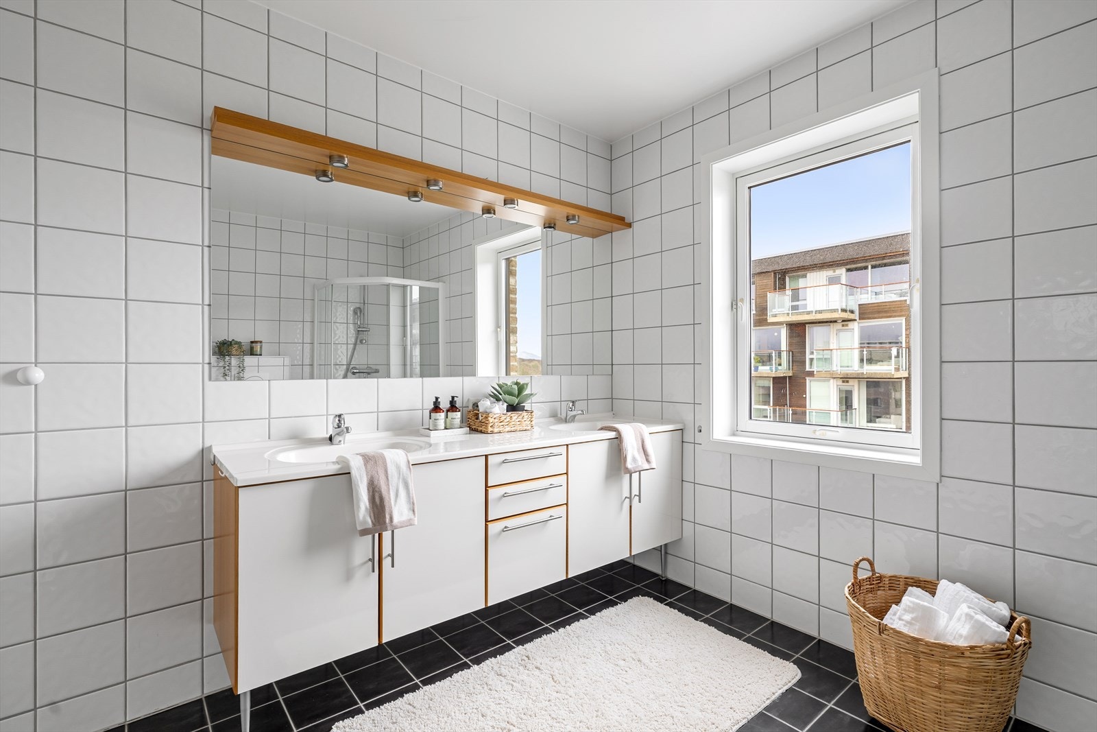 Hovedbadet ligger ved hovedsoverommet og er lekkert, helfliset og utstyrt med vannbåren gulvvarme. Galleribilde