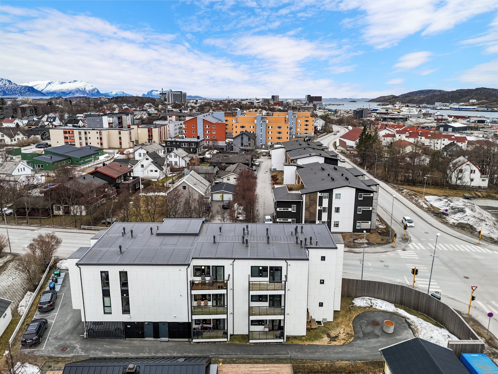 Det er ca. 2 km til Bodø sentrum og ca. samme avstand til City Nord med over 100 butikker Galleribilde