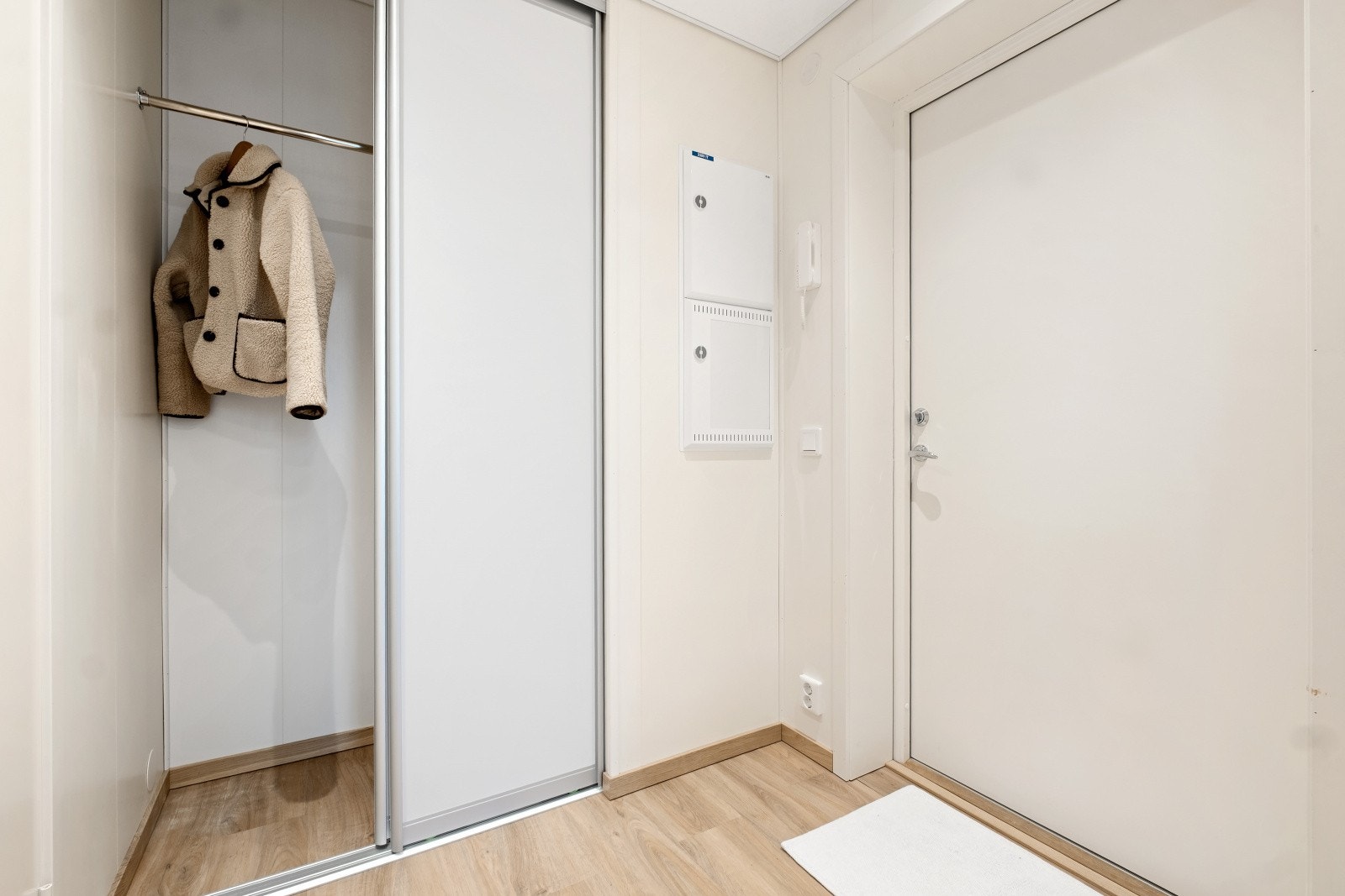 Du ønskes velkommen inn i en lys og hyggelig entré utstyrt med en praktisk skyvedørsgarderobe - Herfra har du tilgang til badet og videre adkomst til stue/kjøkken Galleribilde