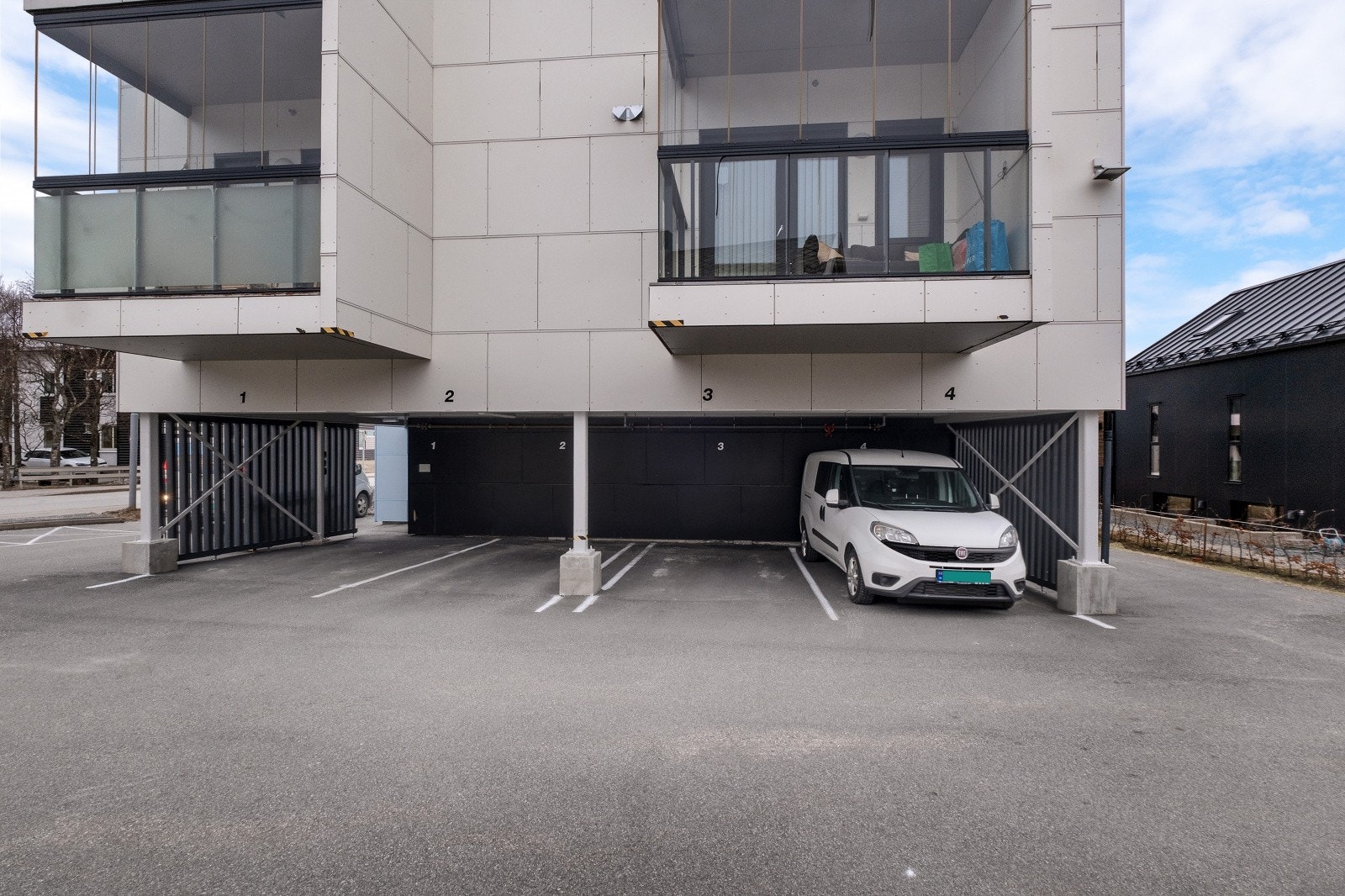 Fast parkeringsplass i carport på sørsiden av bygget Galleribilde