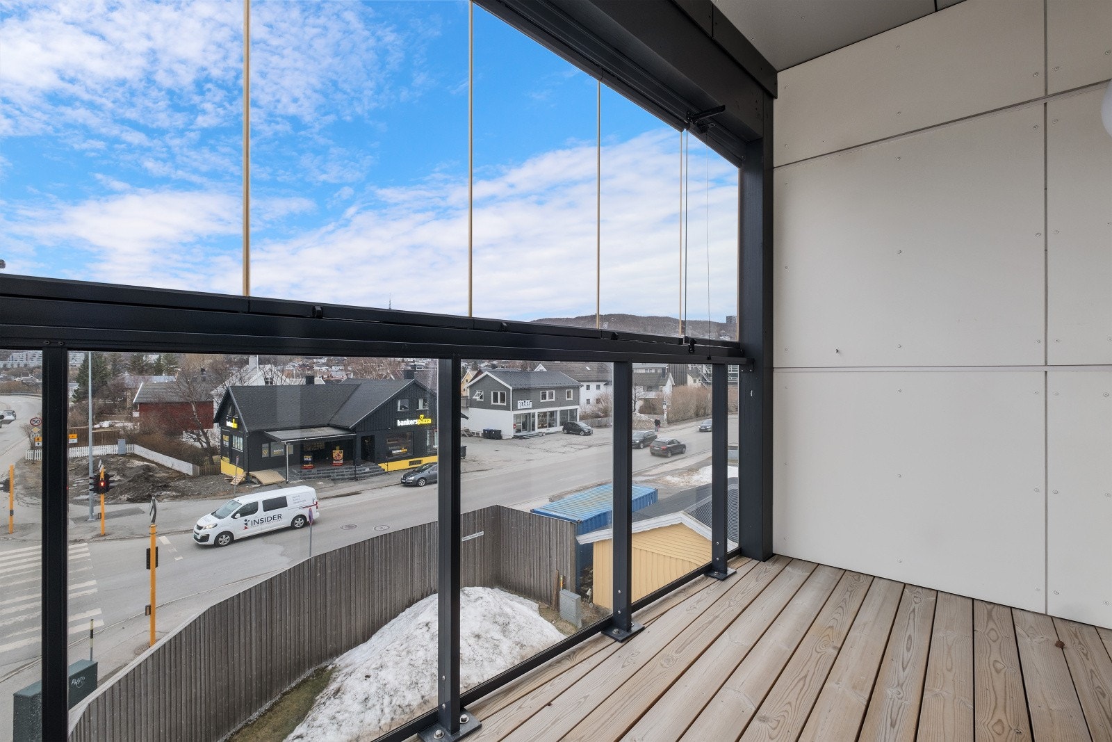 Balkongen byr på fin frisikt over nærområdet og sol på ettermiddag/kveld - Øver glassrekke kan åpnes/lukkes etter behov Galleribilde