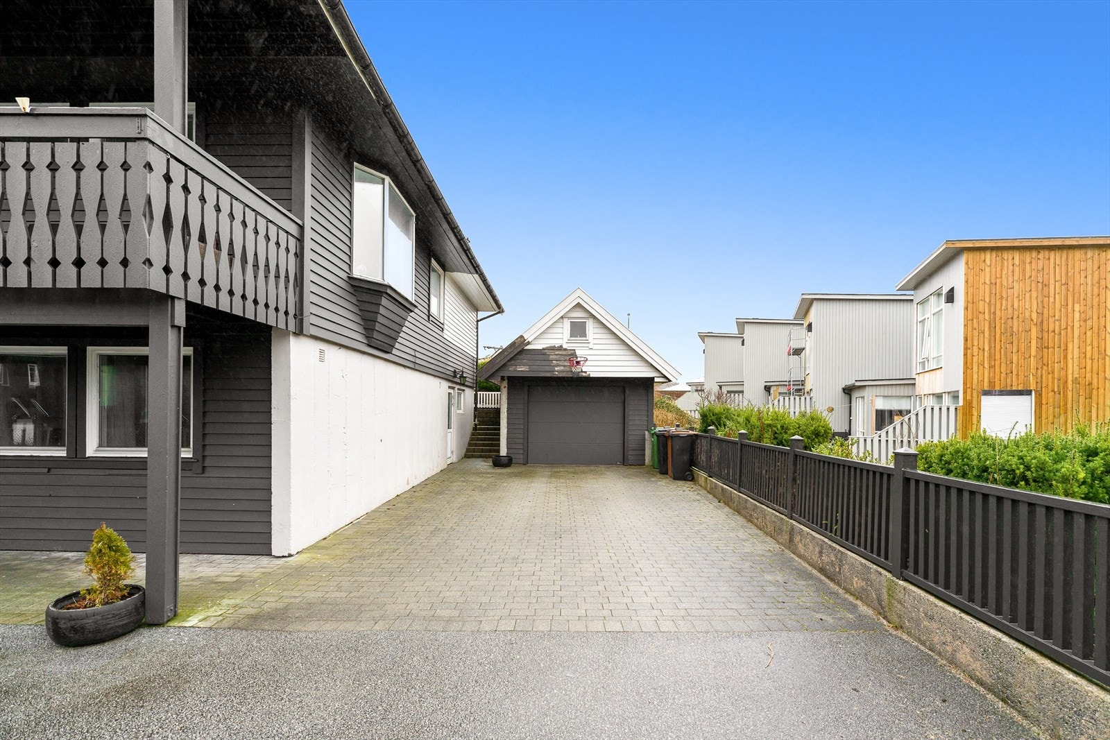 Det er parkering i garasje samt i gårdsrom. Galleribilde