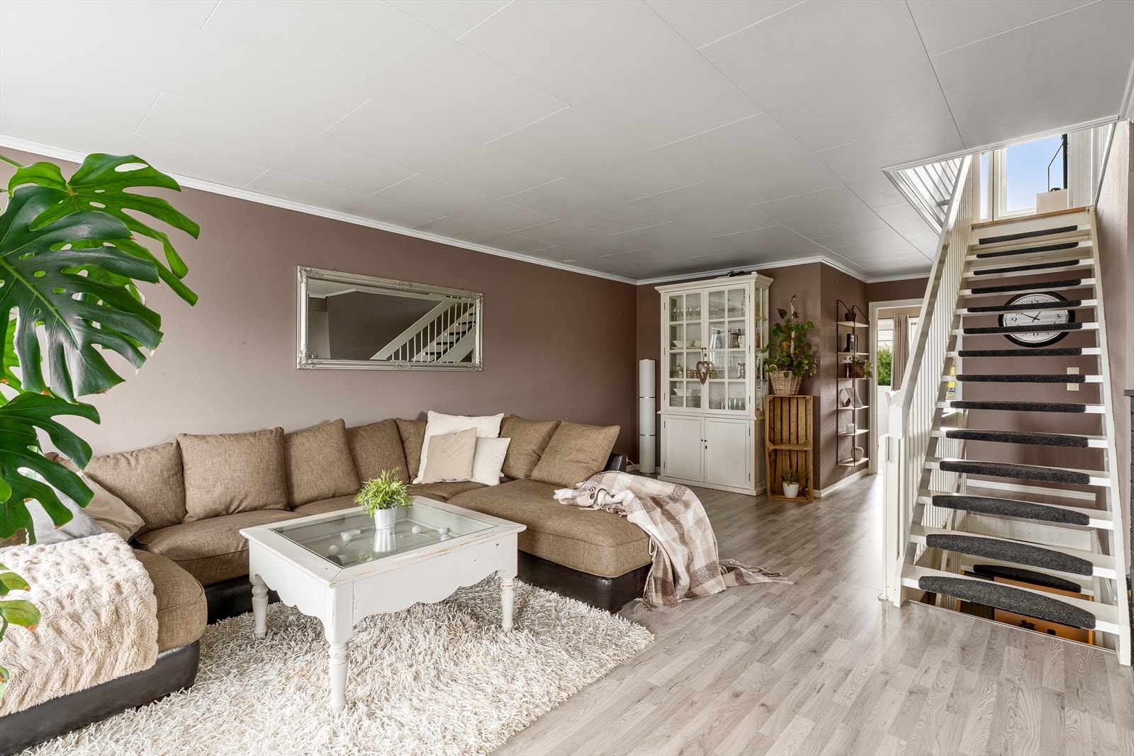 Det er malt i lune farger. Laminatgulv. Galleribilde