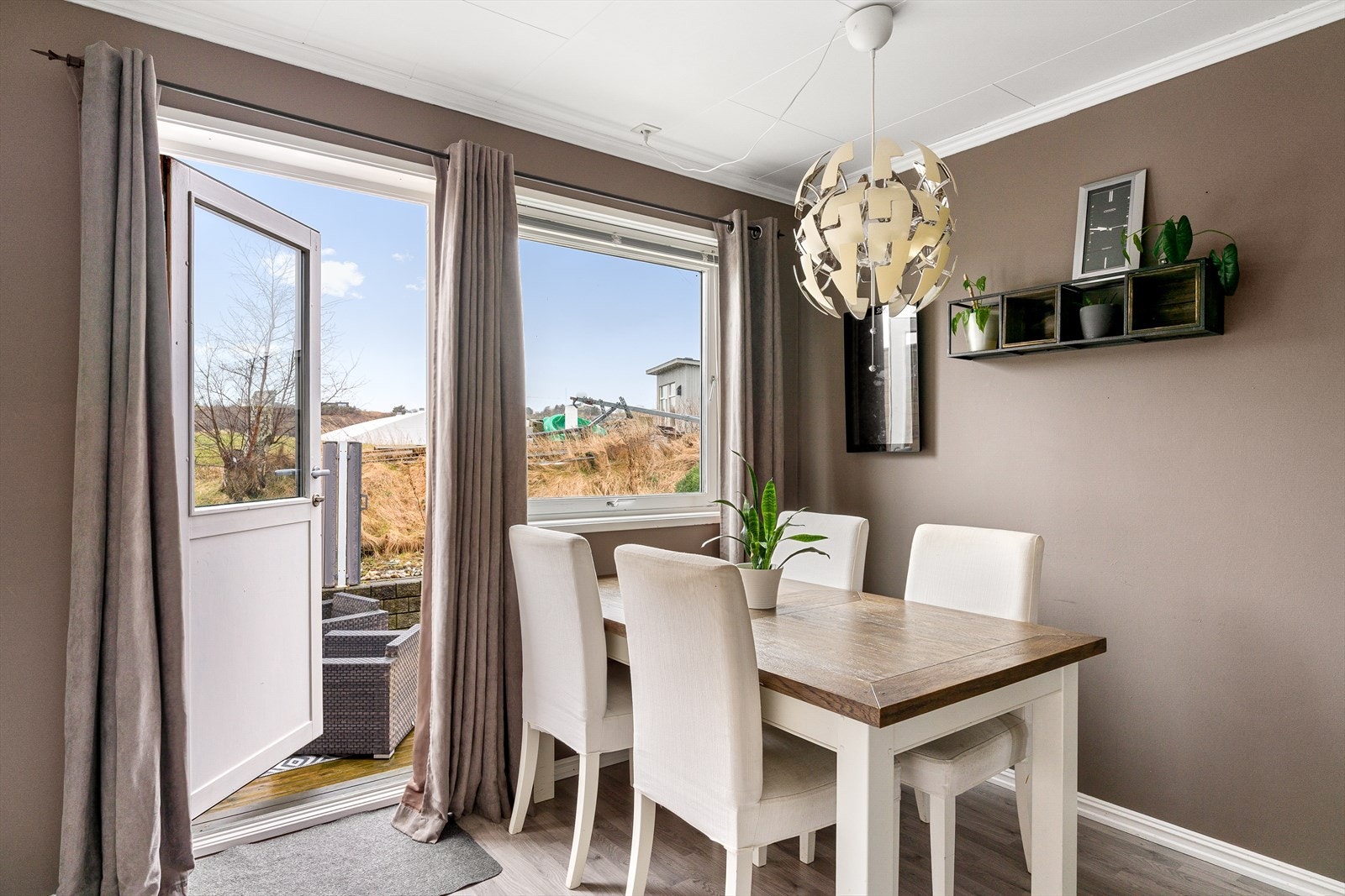 Utgang til stor terrasse på baksiden. Galleribilde