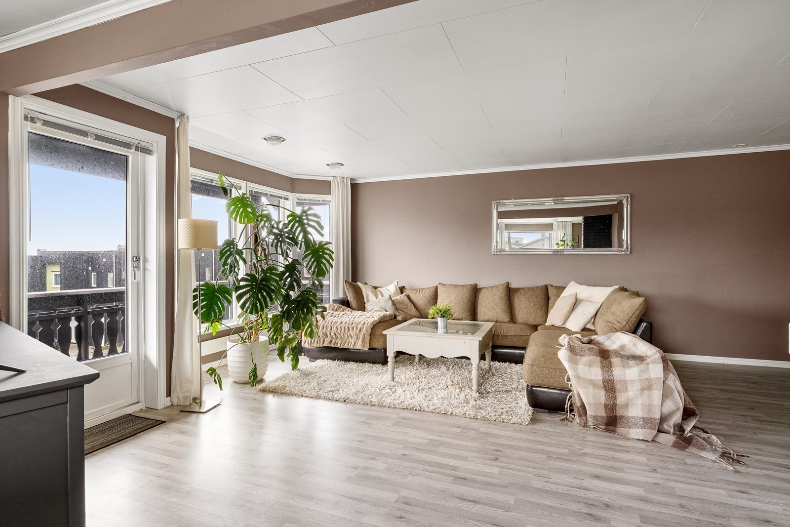 Det er utgang til balkong fra stuen. Galleribilde