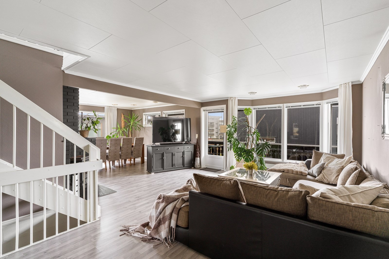 Stuen er romslig med god plass for møblering. Galleribilde