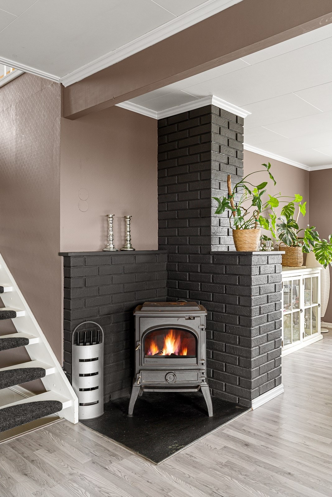 Det er vedovn som bidrar til lun farge. Galleribilde