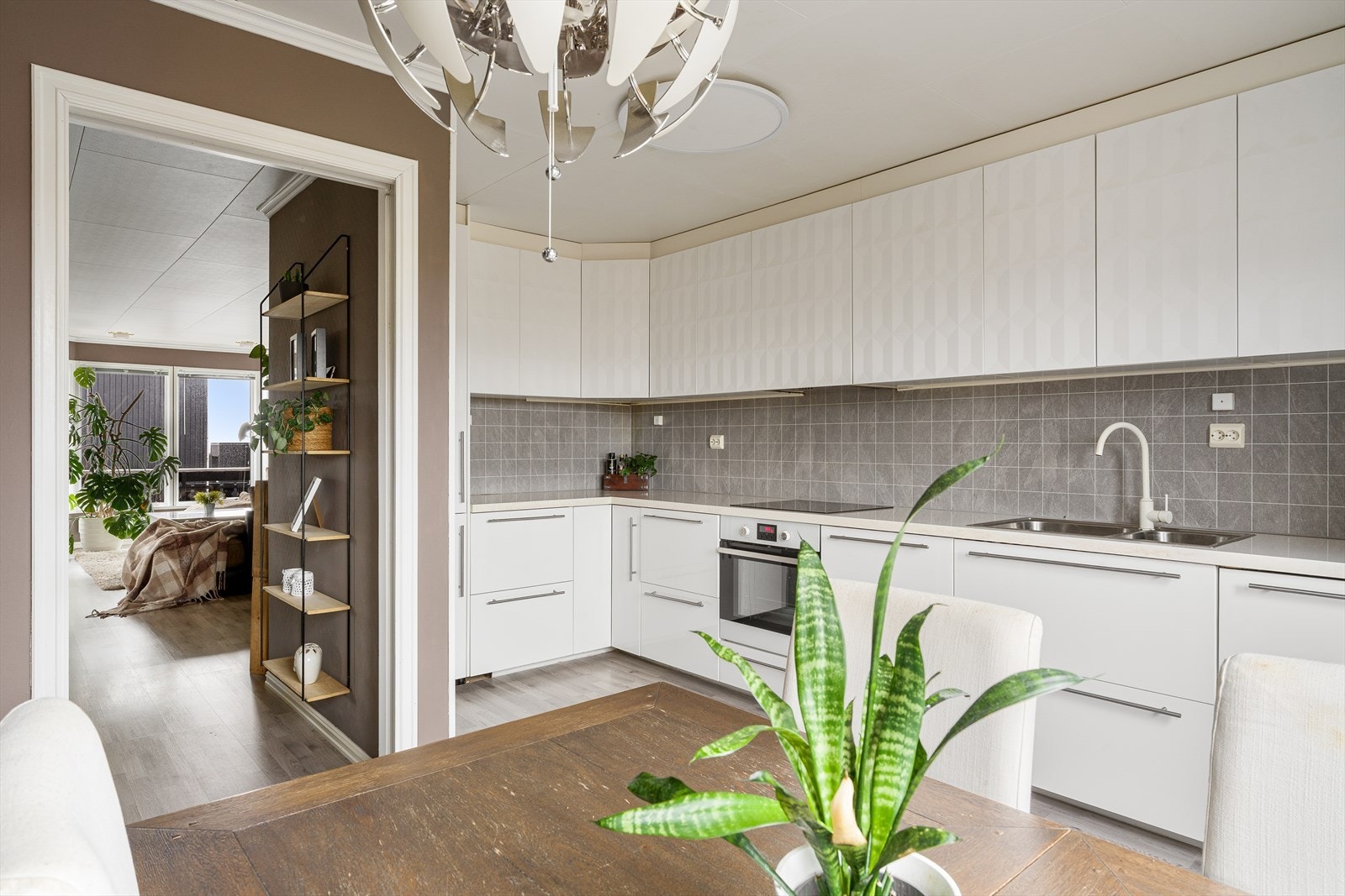 Kjøkken i hvit utførelse. Galleribilde