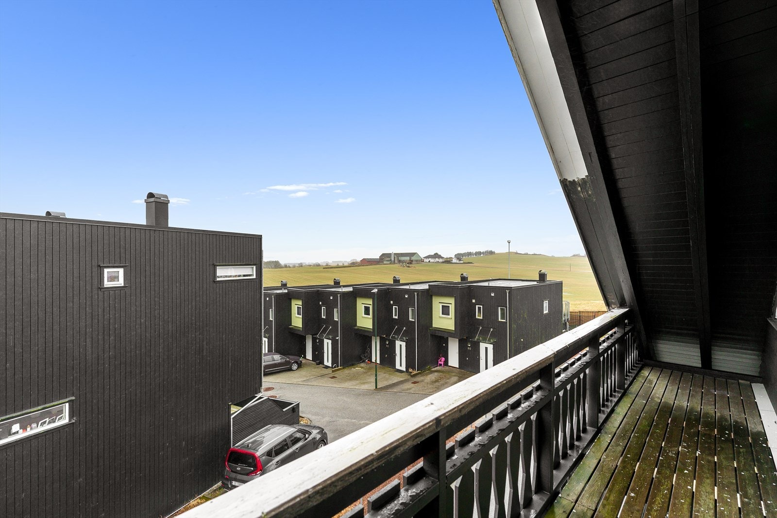 Utsikt over landlige områder fra balkong på loft. Galleribilde