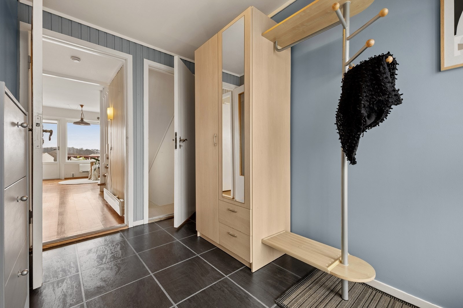 Lys og hyggelig entré med plass for gode garderobe- og opphengsløsninger. Galleribilde