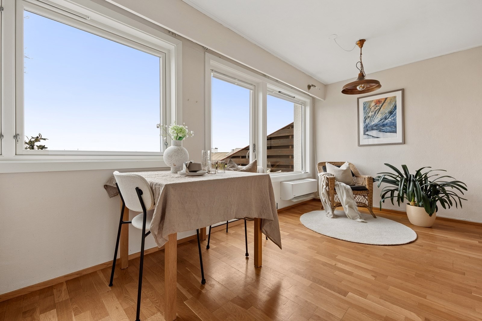 Fra kjøkkenet er det videre utgang til en romslig terrasse. Galleribilde