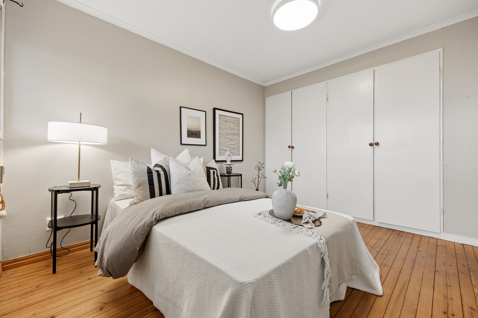 Dette er også romslig og byr på god plass for dobbeltseng, nattbord og gode garderobeløsninger. Galleribilde