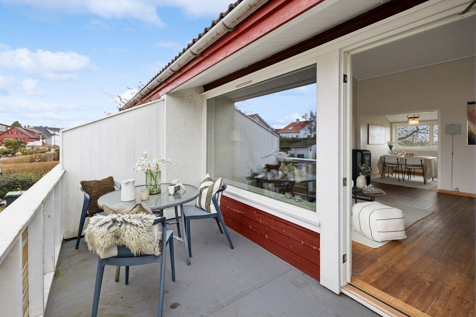 Fra stuen er det videre utgang til en flott balkong med gode solforhold. Galleribilde