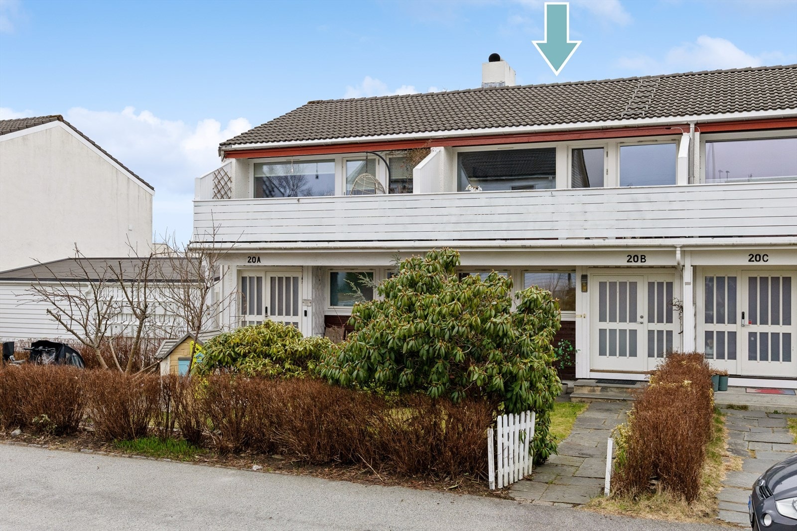 Innholdsrik rekkehus over tre plan med barnevennlig beliggenhet. Parkering på felles oppstillingsplass. Galleribilde