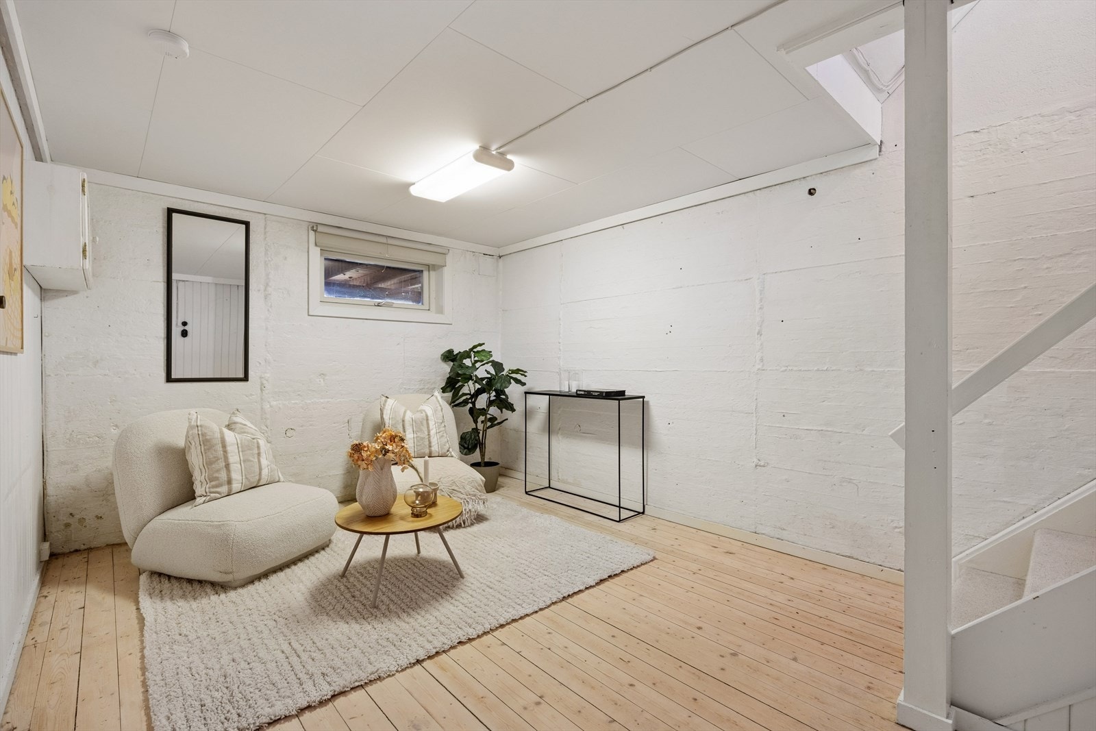 Rom i kjeller innredet som stue (opprinnelig bod). NB! Ikke omsøkt eller godkjent til dagens bruk. Galleribilde