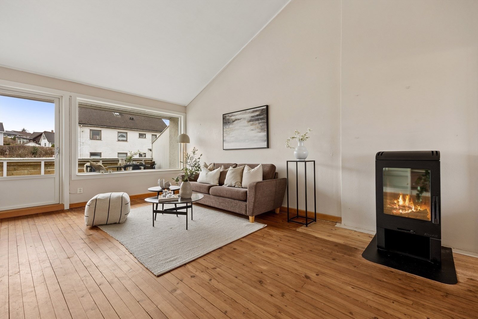 Vi beveger oss opp i andre etasje og møter en lys og koselig stue med generøs takhøyde. Galleribilde