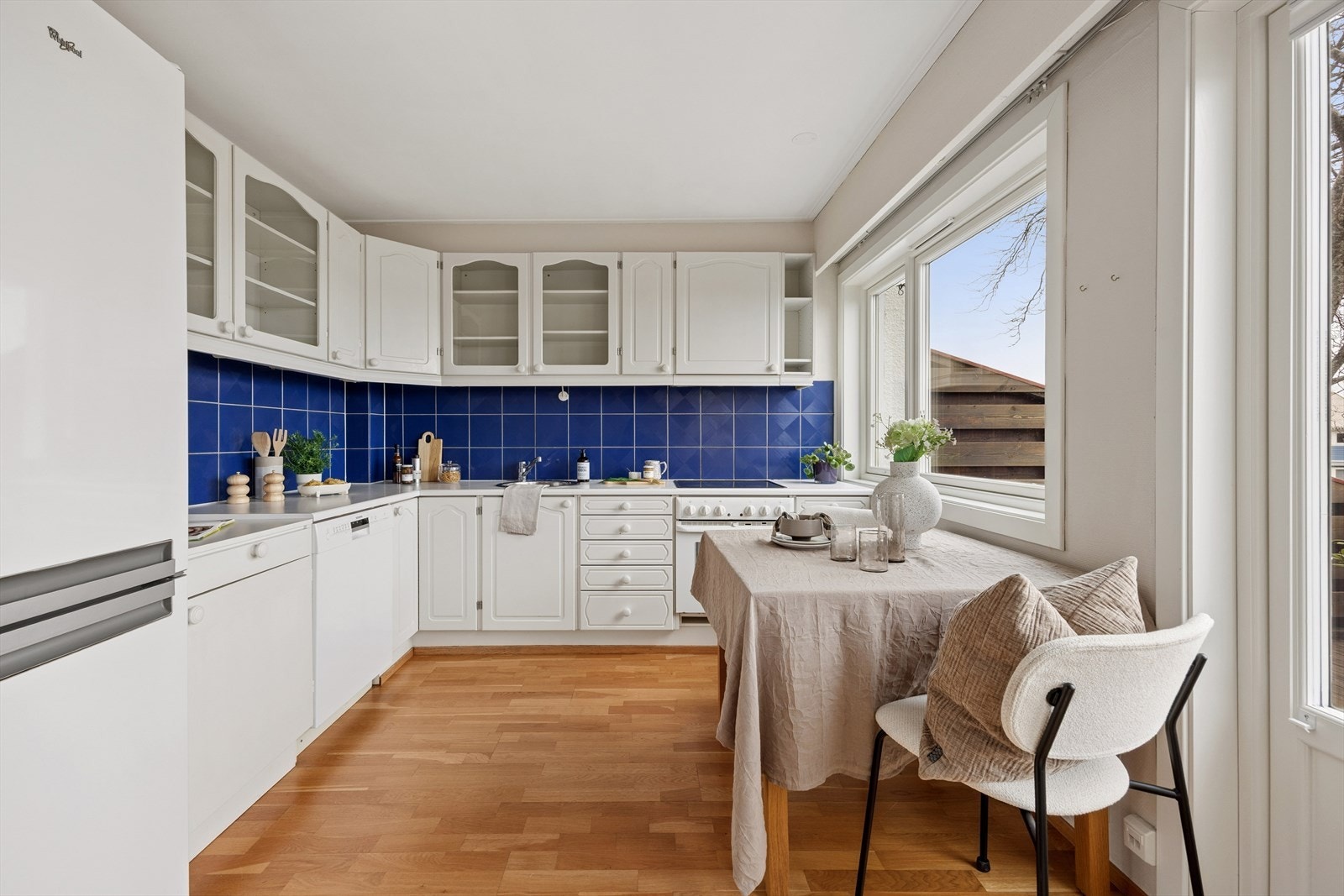 Integrert stekeovn og platetopp, samt plass for frittstående oppvaskmaskin og kjøl/frys. Galleribilde