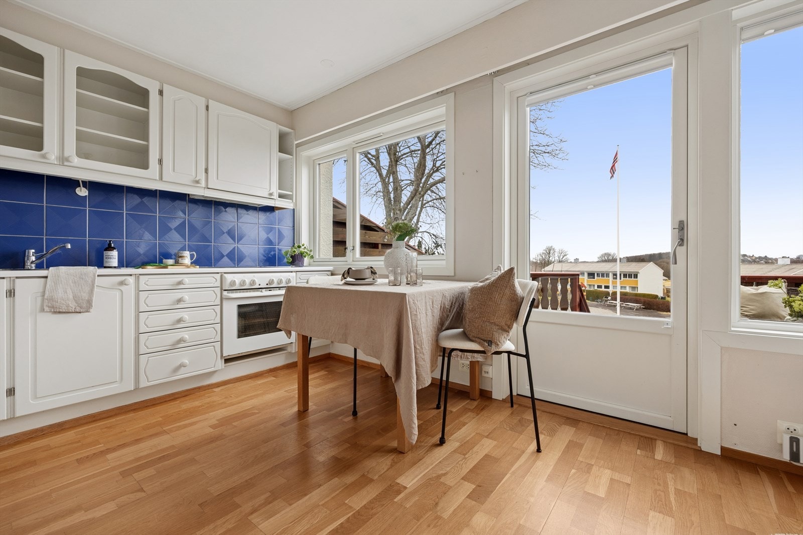 Lyst og tidløst kjøkken med det en måtte trenge av skap-, skuff- og benkeplass. Galleribilde