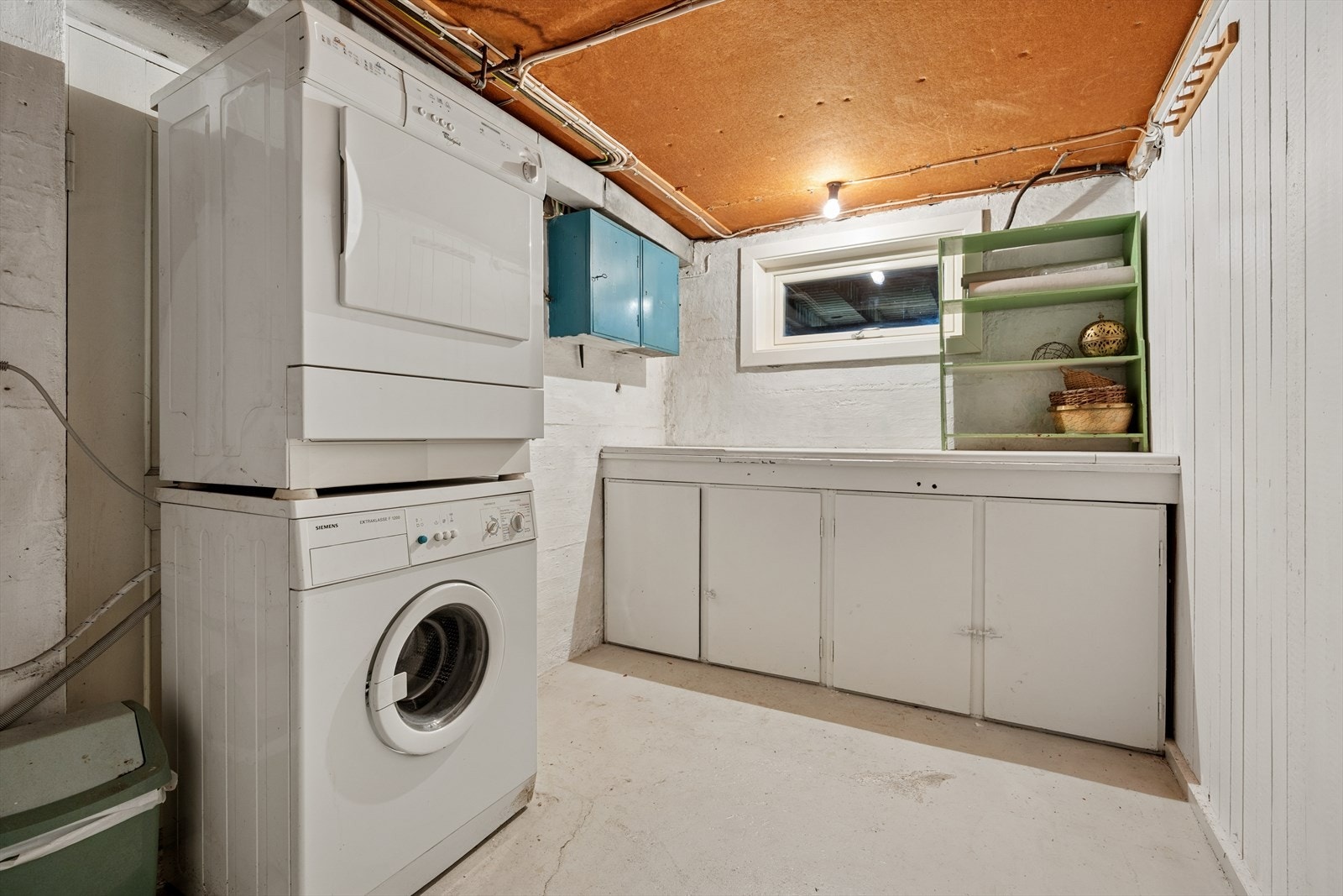 Praktisk vaskerom med opplegg for både vaskemaskin og tørketrommel. Galleribilde