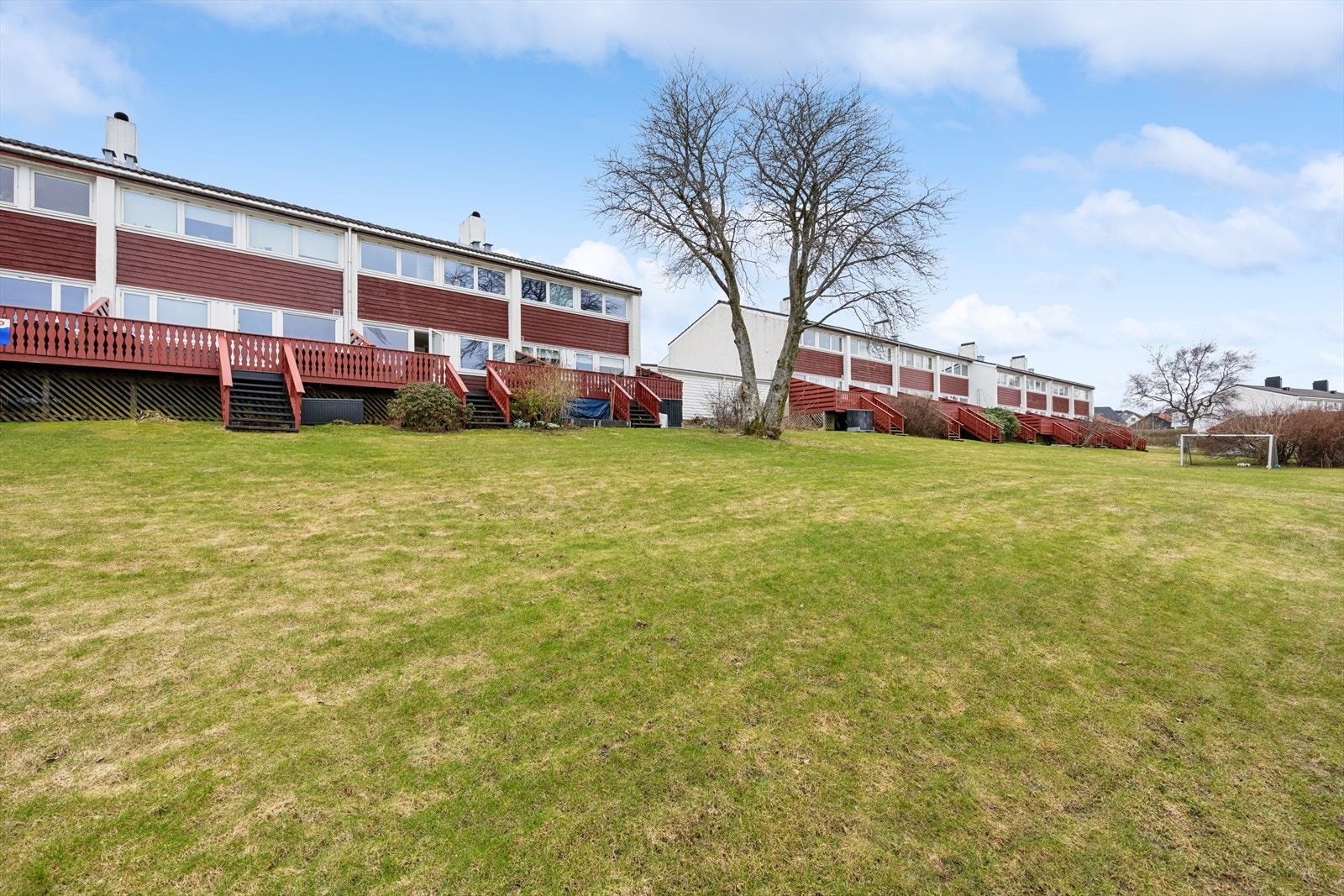 Videre nedgang til flott felles hage med boltreplass for både store og små. Galleribilde