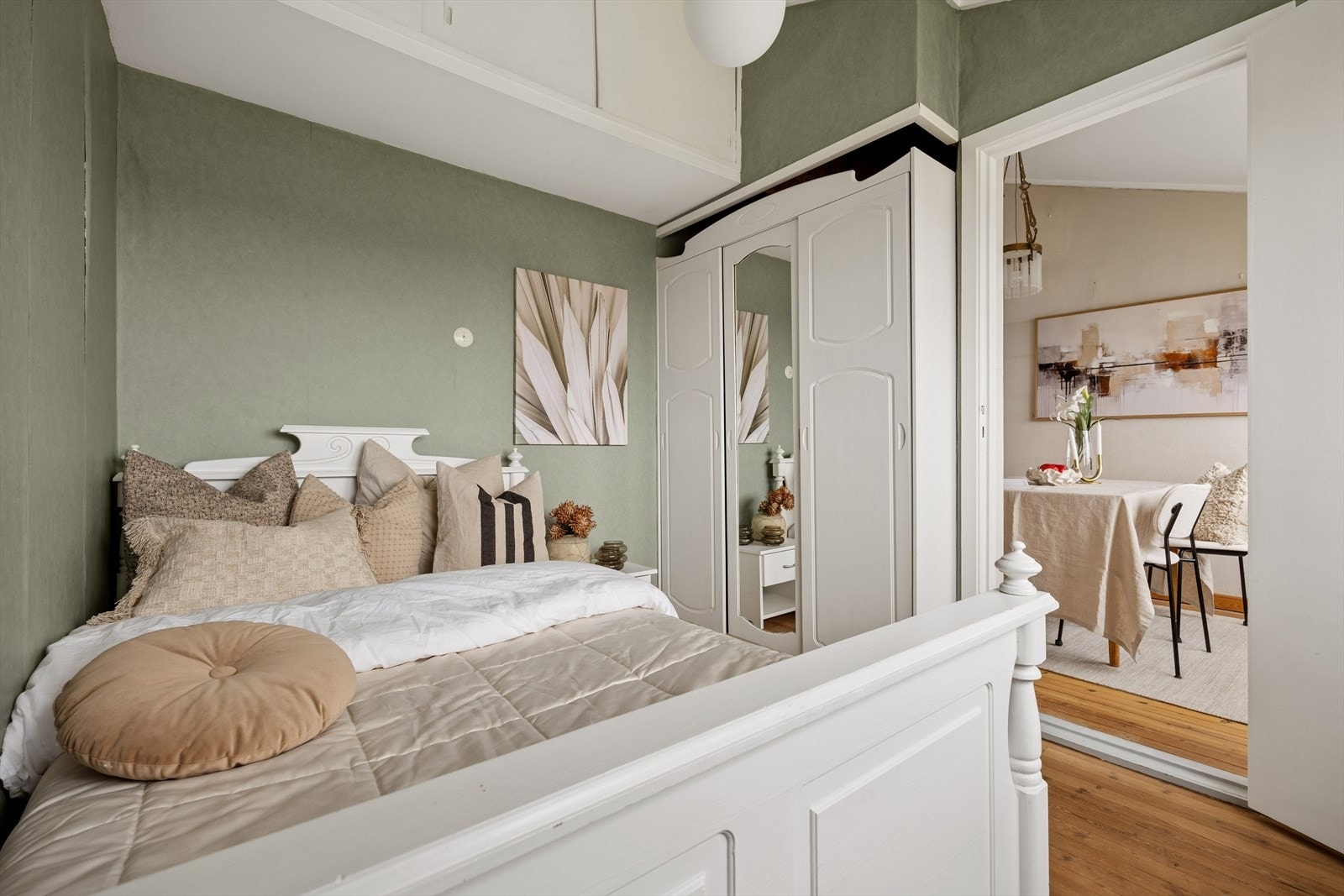 Et av soverommene ligger innenfor stue/spisestue. Her er det god plass for dobbeltseng og garderobe. Galleribilde