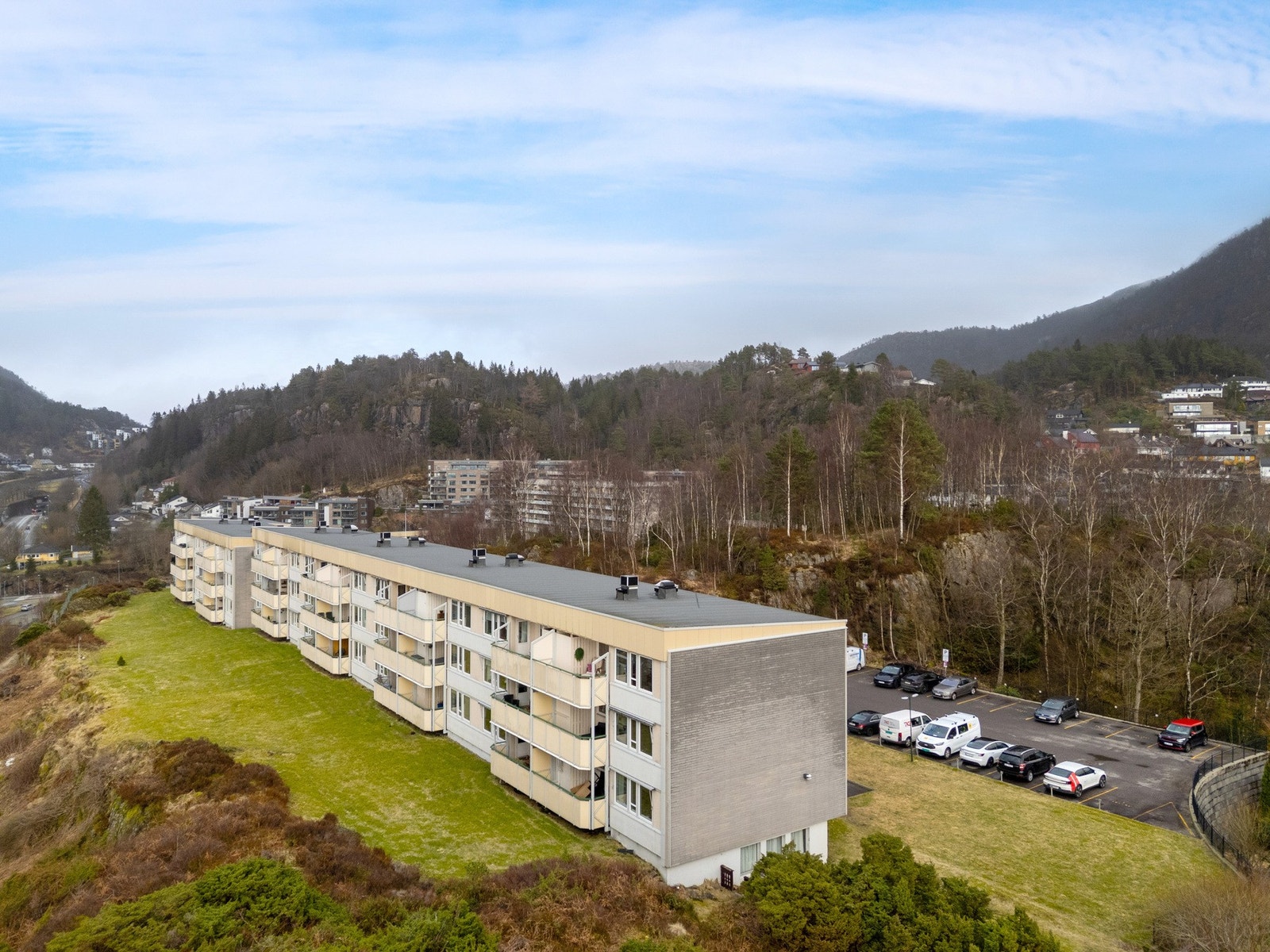 Leiligheten ligger på enden og øverst i bygget nærmest i bildet Galleribilde