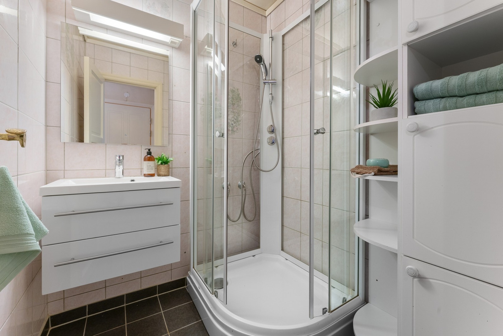 Flislagt bad med lys innredning og varme i gulv Galleribilde