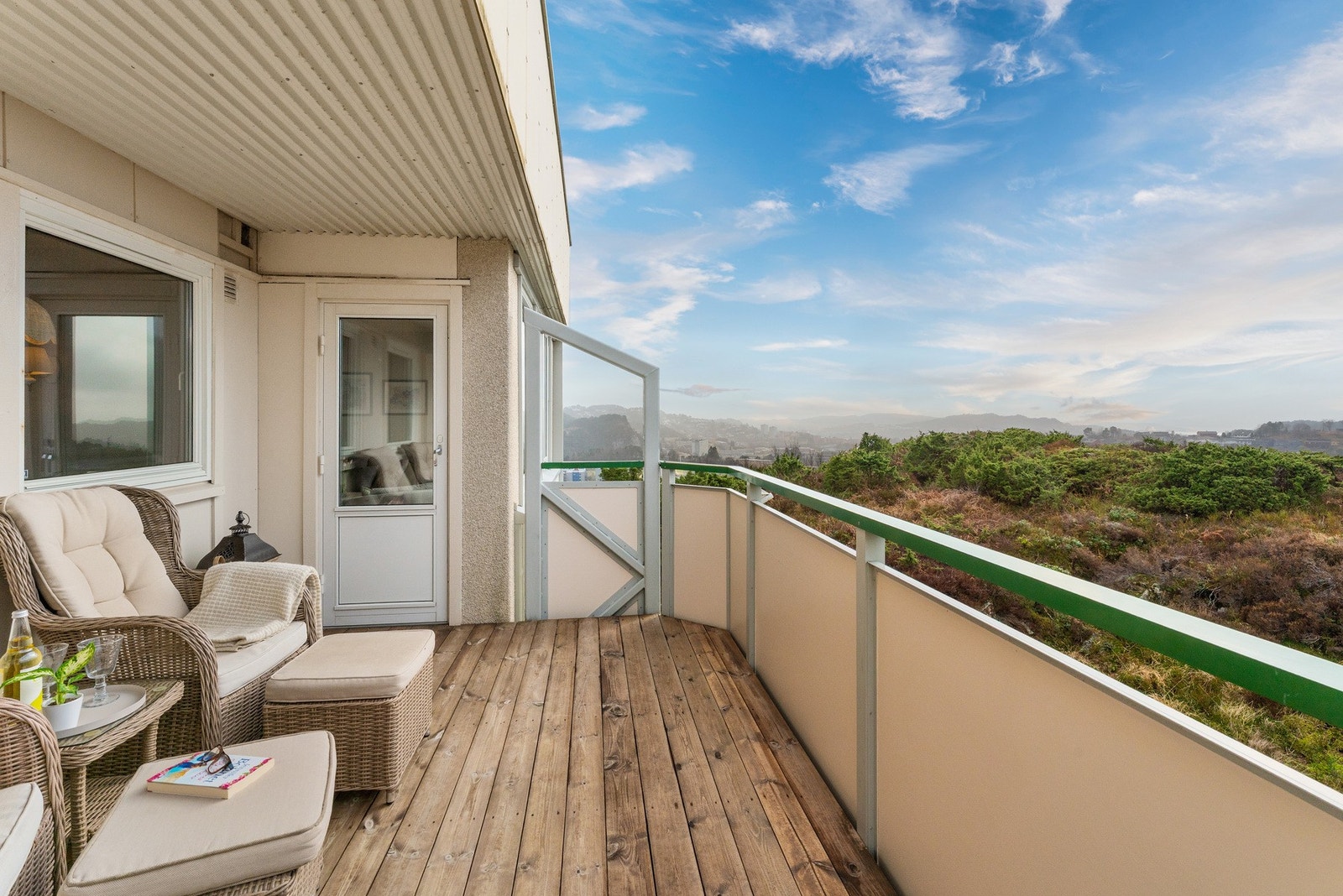 Stor og solrik altan med høy og vidstrakt utsikt, både mot fjell og sjø! Galleribilde