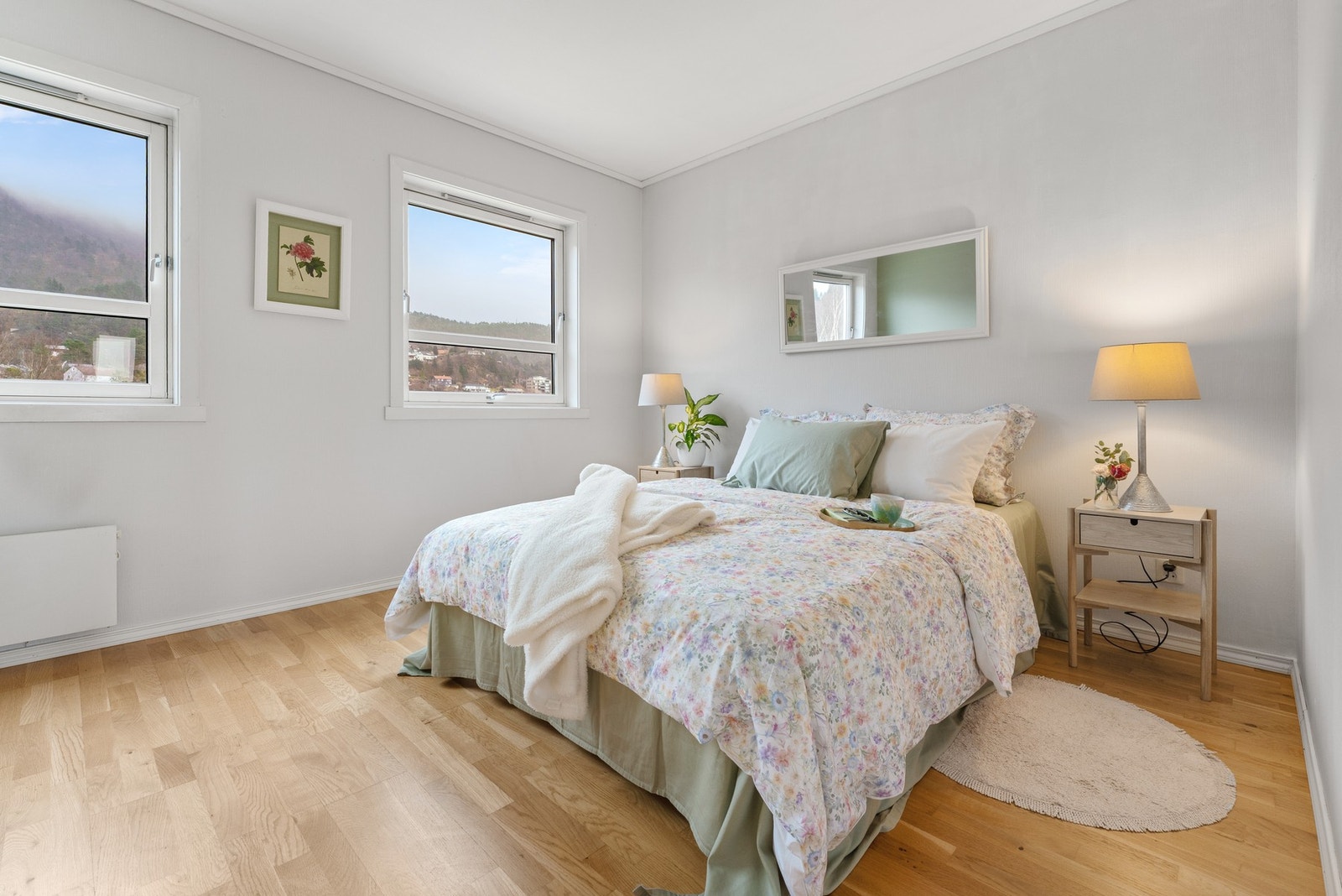 Det er flott utsikt fra soverommet. Godt tilbaketrukket fra veien og stille og fin beliggenhet Galleribilde