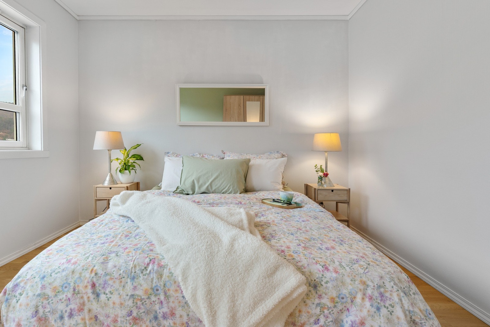 Et utrolig romslig og koselig soverom Galleribilde