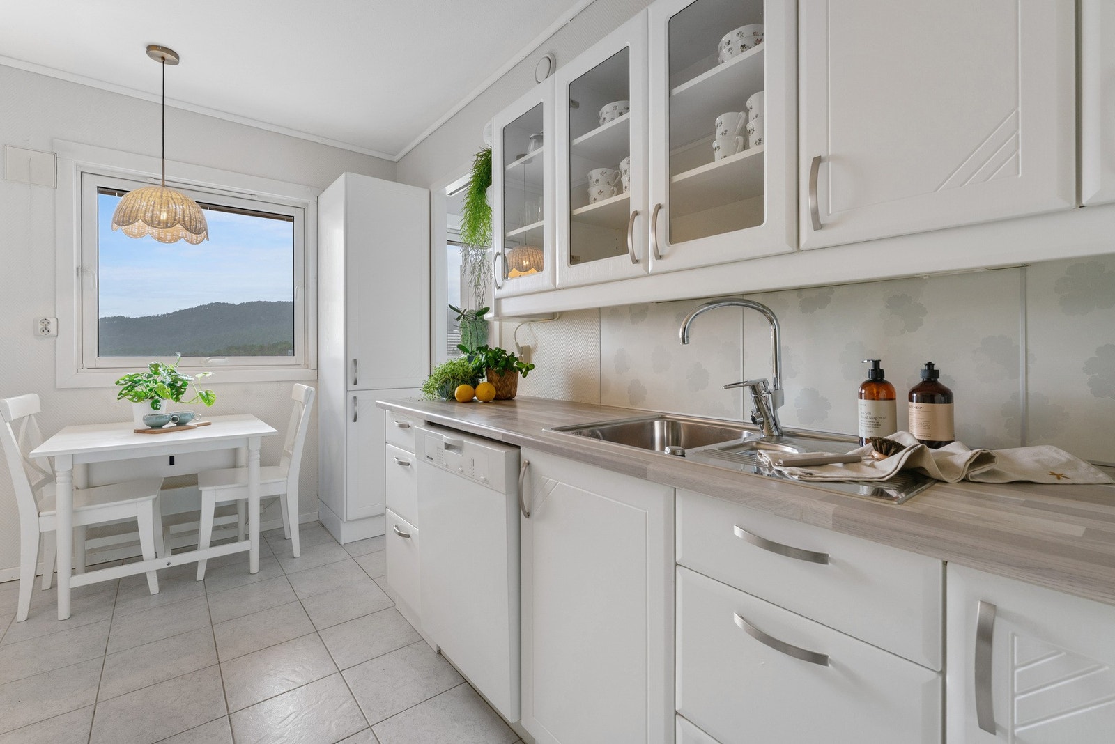 Både over- og underskap sikrer godt med oppbevaringsplass Galleribilde