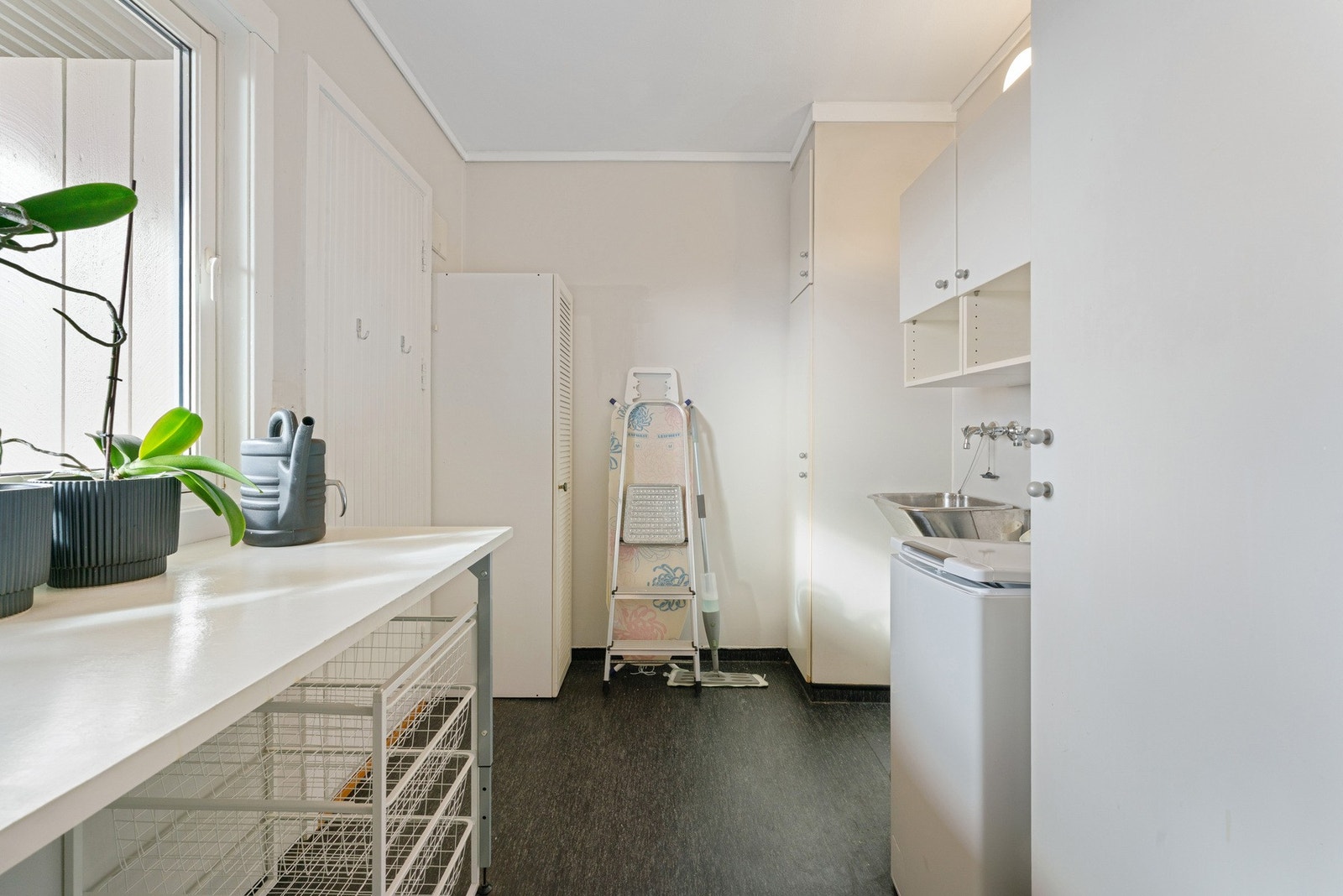 Praktisk med eget vaskerom i leiligheten. Fra vaskerommet er det tilgang til utebod under tak- og derfra tilgang til altanen Galleribilde