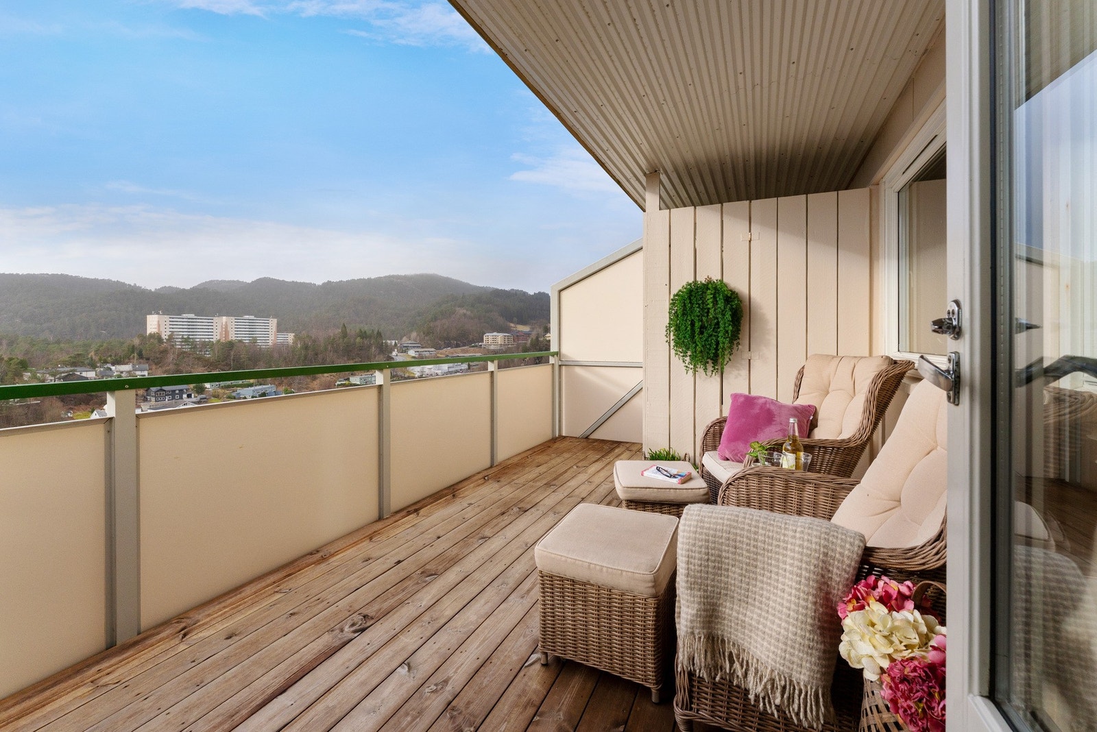 Her er det helt usjenert, solrikt og god plass til innredning med diverse utemøblement Galleribilde