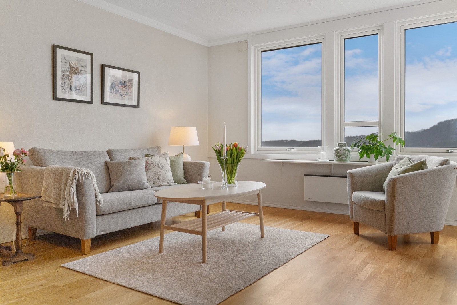 Stuen har tidsriktige fargevalg og parkett på gulv Galleribilde