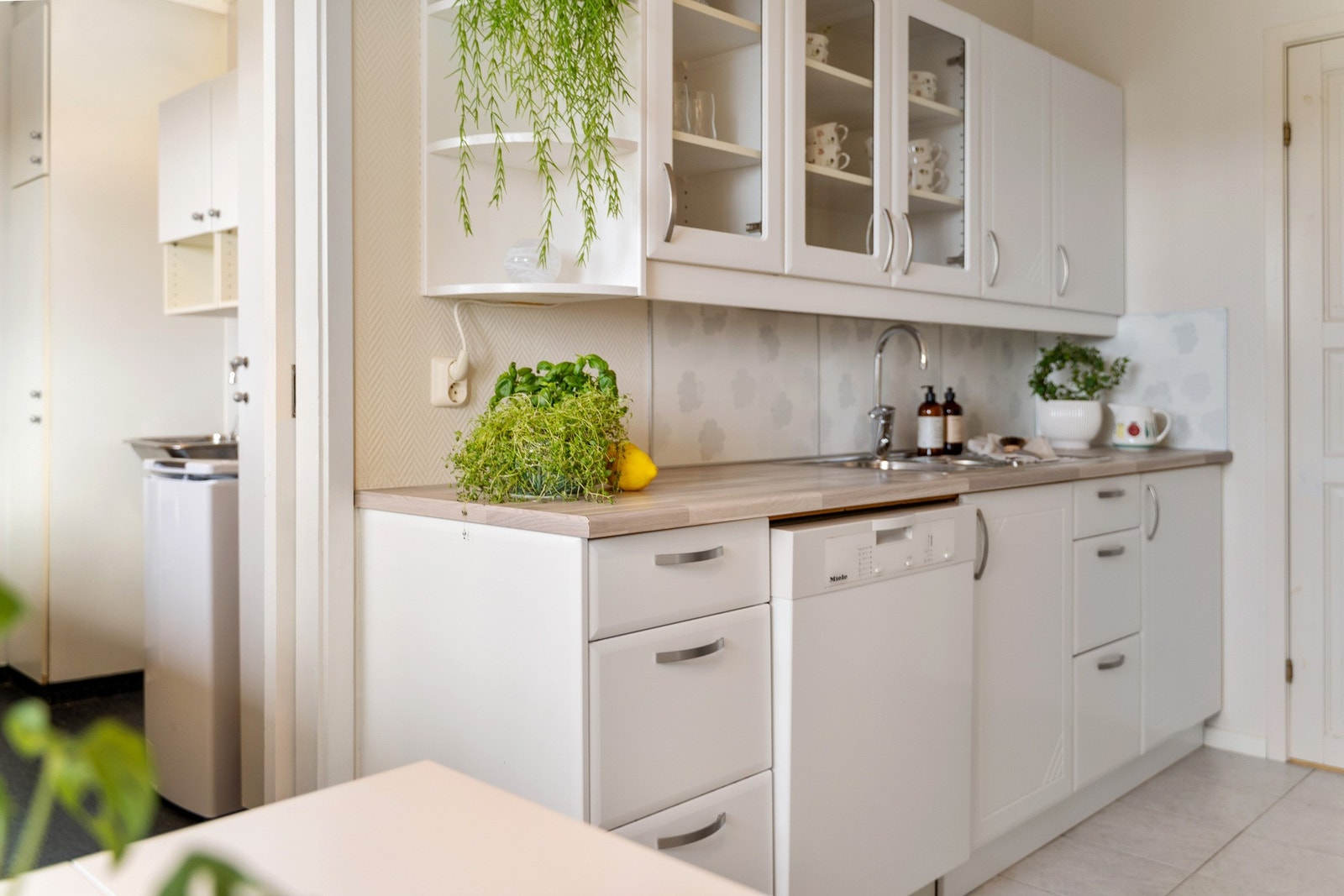 Fra kjøkkenet er det inngang til vaskerom Galleribilde