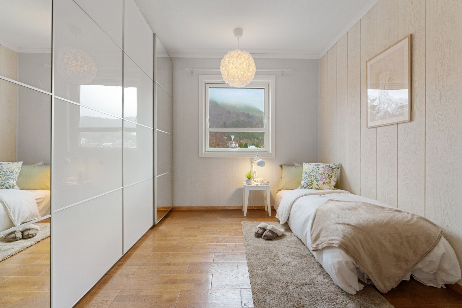 Soverom 2 har også samme fine utsikten og gode garderobeskap Galleribilde