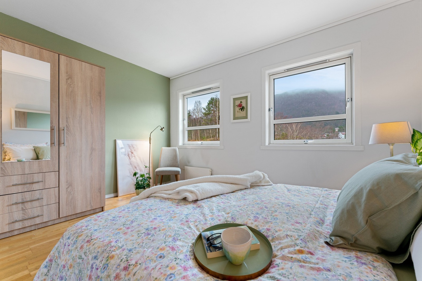 Garderobeskap medfølger handelen Galleribilde